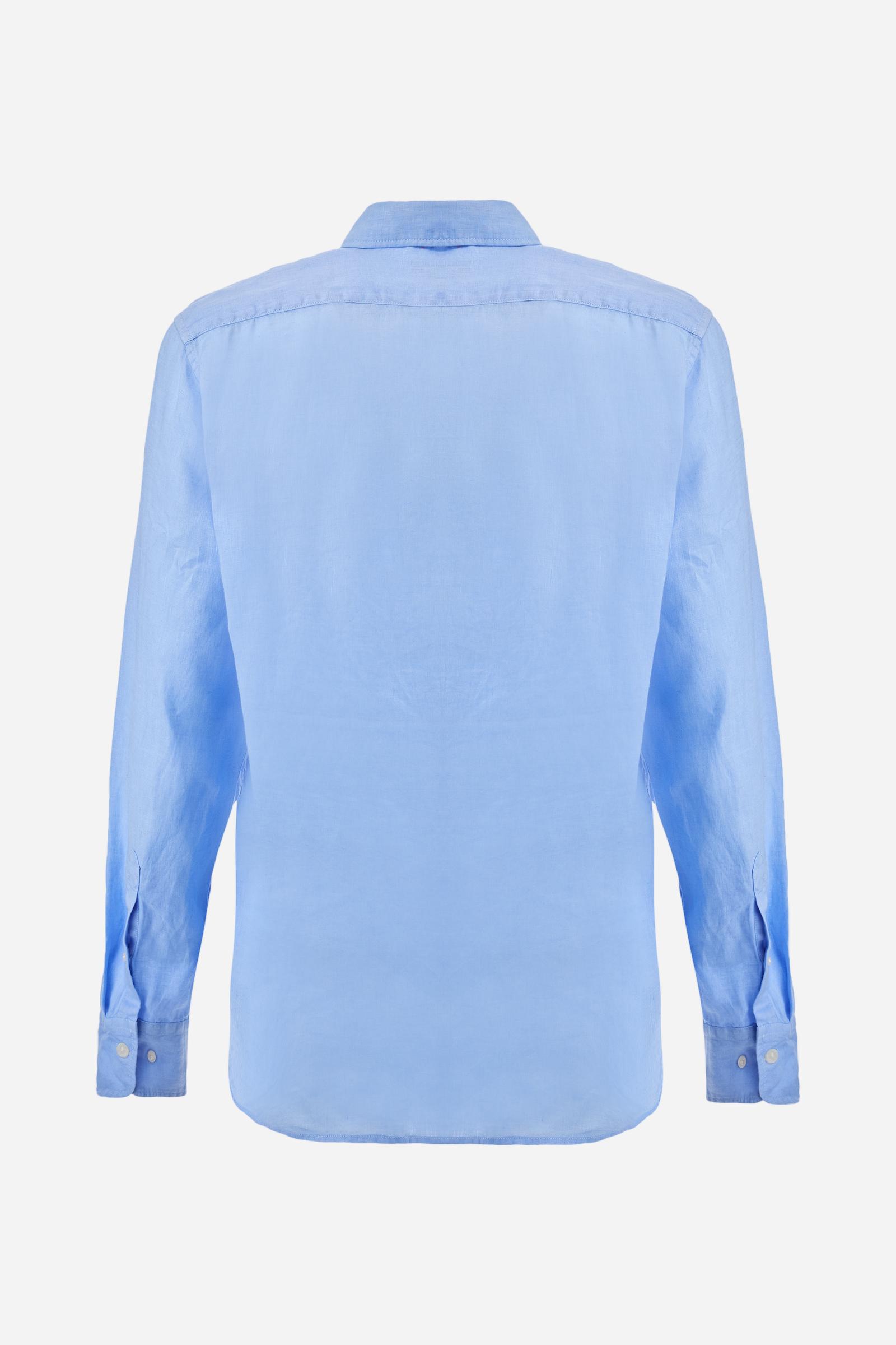 Men's plain long-sleeved shirt made from linen canvas. Button-down collar. Two fabric patches, depicting the brand's certification and the Argentine flag, are sewn on the hem of the garment. A tone-on-tone logo is embroidered on the left side of the chest. Regular fit. The model is wearing a size L. - Vista Blue