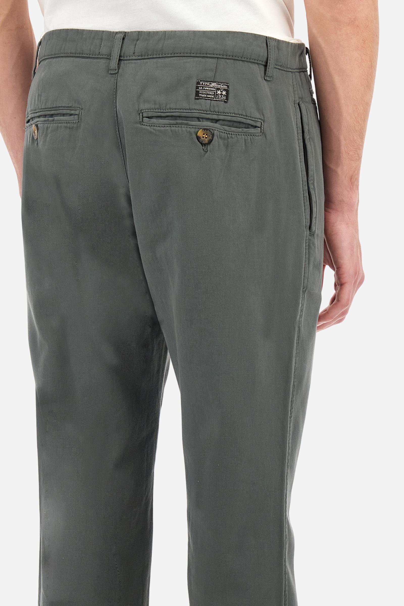 Single-colour men's chino trousers made of cotton and linen canvas. Straight leg. Zip fastening and faux horn button. The side pockets are inserted in the side and on the front, at the right, under the strap, there is a small coin pocket. The back pockets are double-welted and fasten with a visible faux horn button. The logo is present on a fabric patch sewn on the back. Regular fit. The model is wearing a size 33. - Thyme