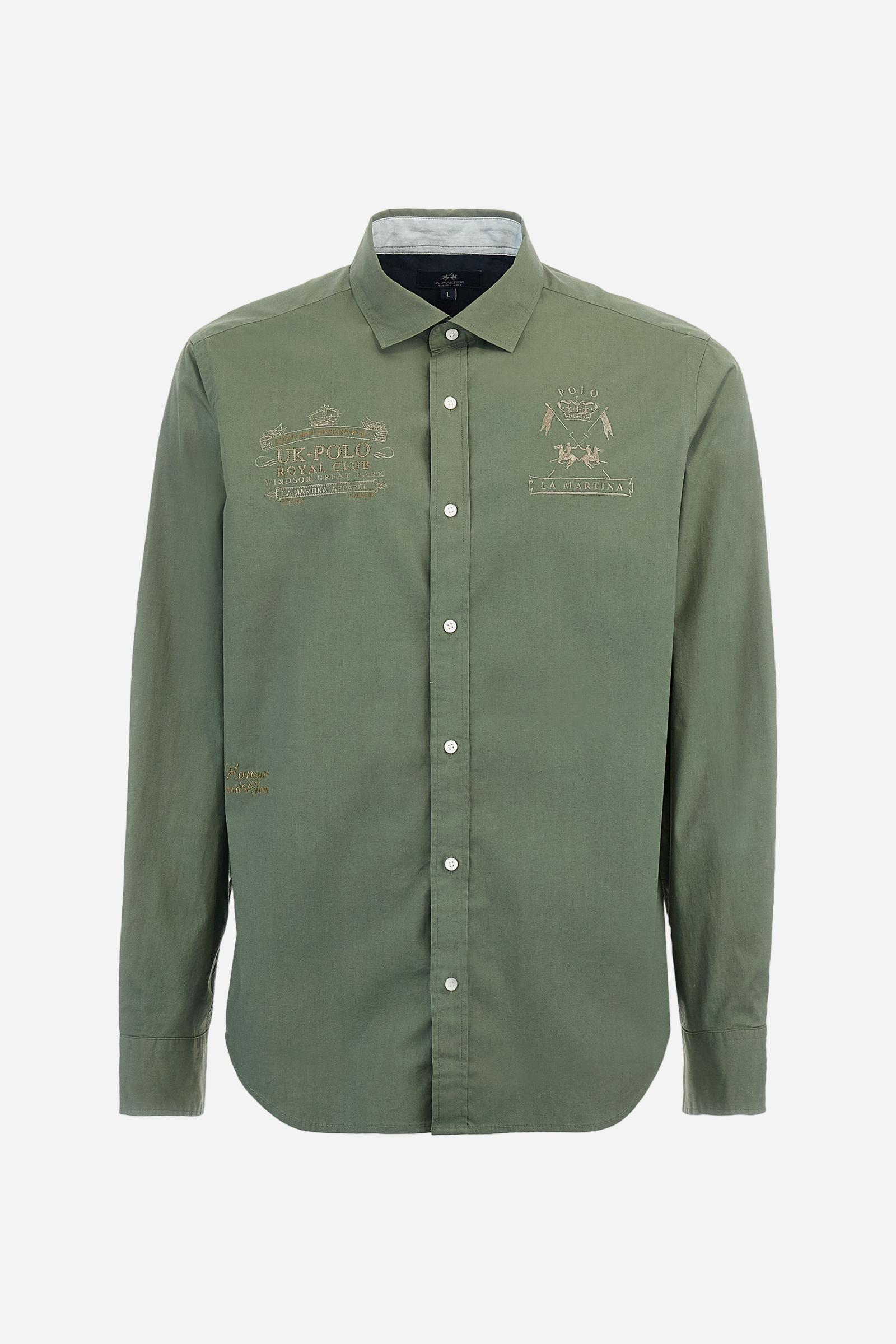 Men's single-colour long-sleeved shirt, made from 100% cotton poplin. Spread collar. Featuring details inside the collar and cuffs in contrasting colours and fabrics. The front graphics and logo are embroidered with contrasting colour threads. The fit is regular. The model is wearing a size L. - Thyme