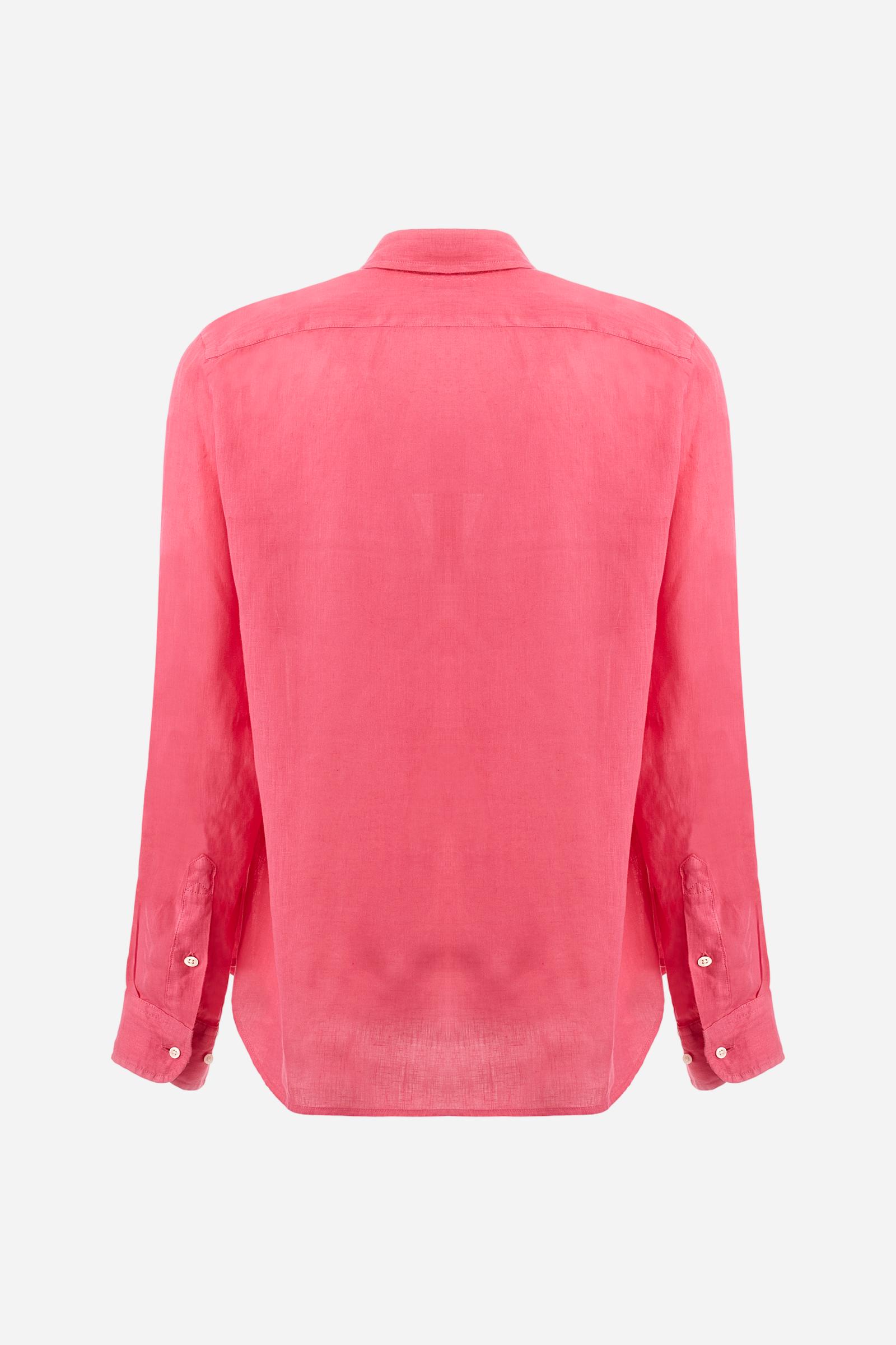 Men's plain long-sleeved shirt made from linen canvas. Button-down collar. Two fabric patches, depicting the brand's certification and the Argentine flag, are sewn on the hem of the garment. A tone-on-tone logo is embroidered on the left side of the chest. Regular fit. The model is wearing a size L. - Honey Suckle