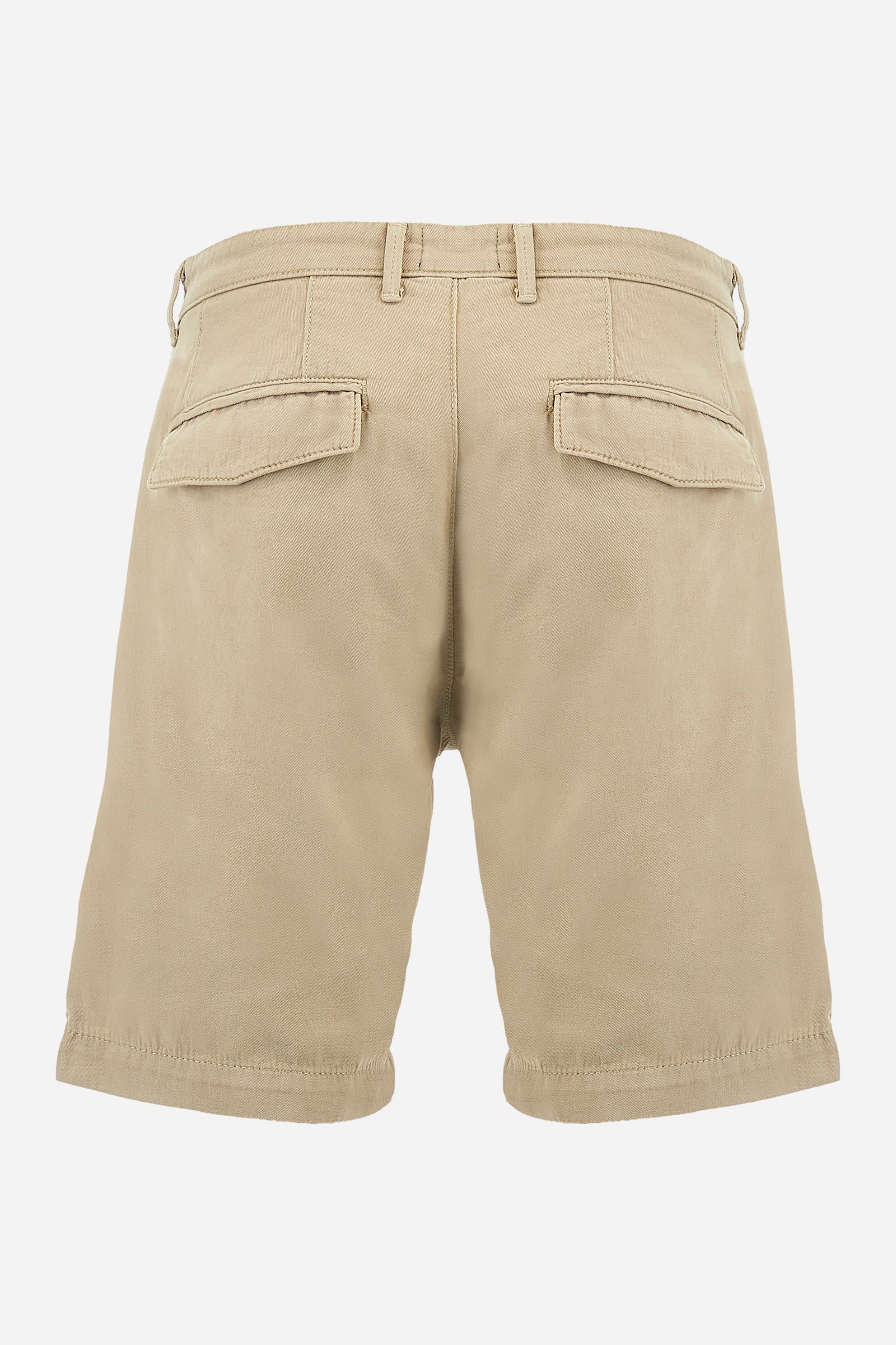 Men's plain Bermuda shorts made from a refined blend of cotton and linen. Fastened with a zip and faux horn button. The side pockets are slanted, while the welt back pockets feature flaps and concealed buttons. The logo, in tone-on-tone embroidery, appears above the right back pocket. Regular fit. The model is wearing a size 33. - Twill