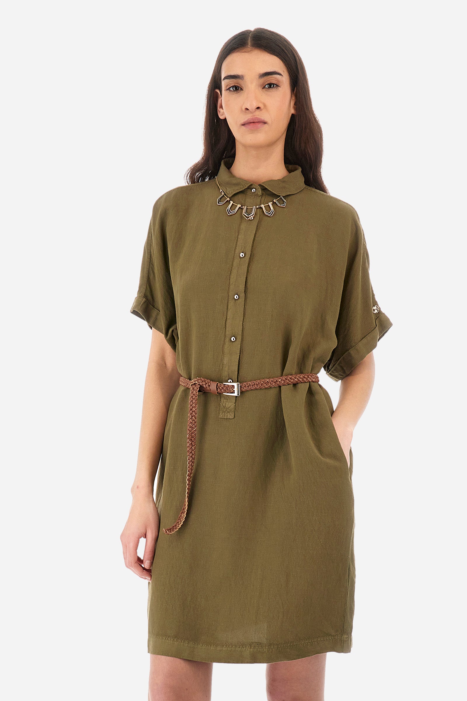 Single-colour short-sleeved dress, in a linen blend. Soft, straight cut silhouette, above-the-knee length. Waistline marked by the belt supplied with the garment. French collar. With button fastening. Featuring two front welt pockets. The number 2 and the lettering "La Martina" are embroidered on the back. The logo is present on a metal plate sewn on one sleeve. The fit is regular. The model wears a size 2. - Military Olive