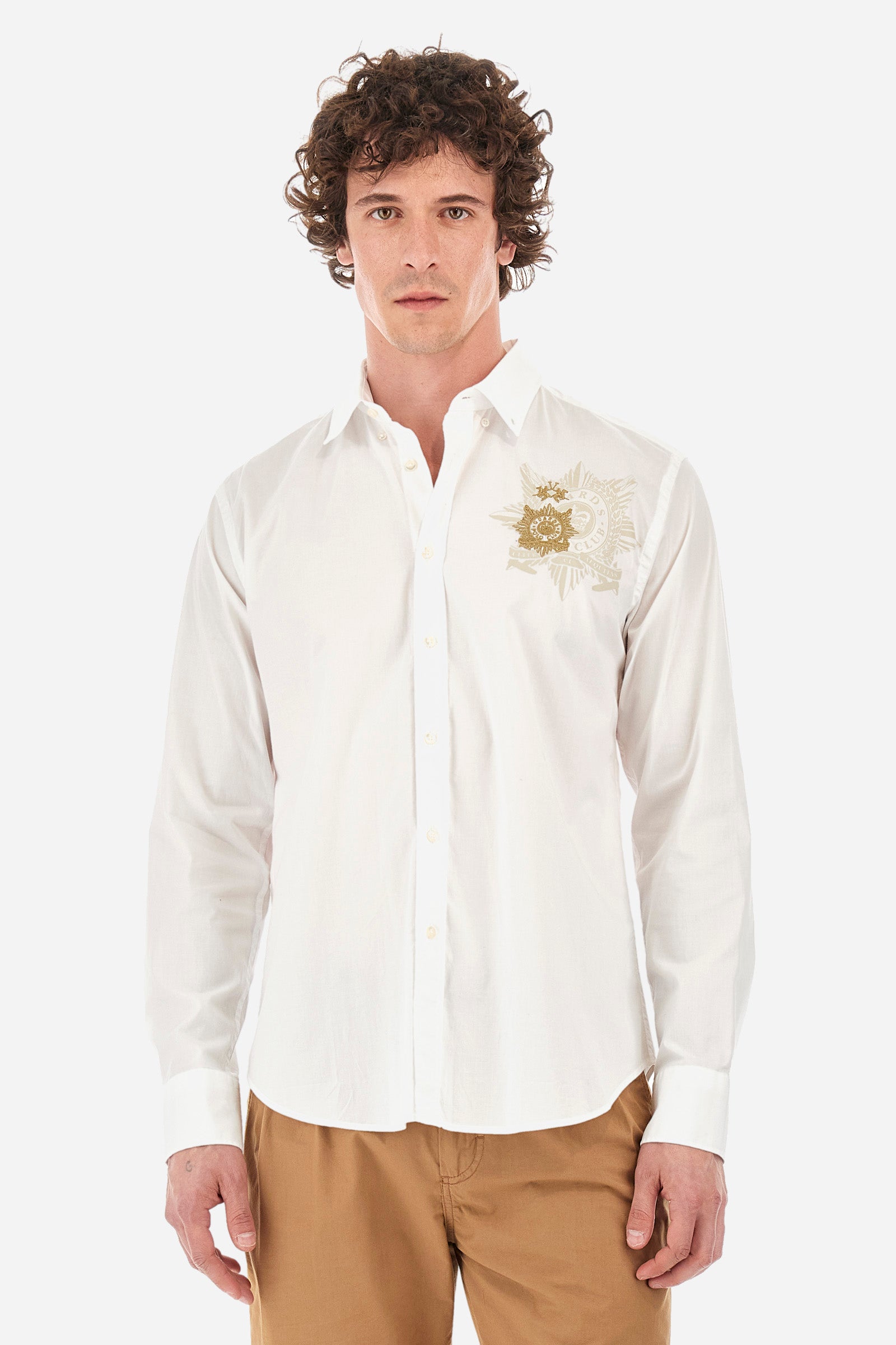 Men's single-colour long-sleeved shirt in elasticated cotton. Button-down collar. With buttoned cuffs. A small logo and the Guards line symbol are embroidered on the front. The fit is regular. The model wears a size L. - Optic White