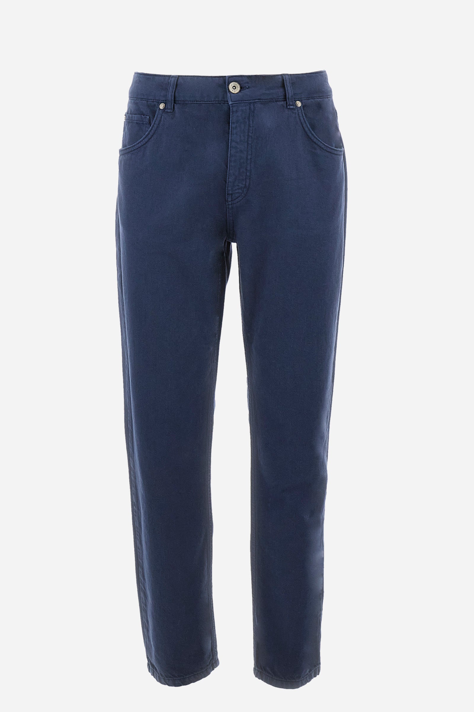 Men's single-colour 5-pocket trousers in 100% cotton. With belt loops, zip and button fastening with a logo. Double front pocket with a small pocket on one side and double pocket on the back. The logo can be found on a patch applied between the loops. The fit is regular. The model wears a size 33. - Navy