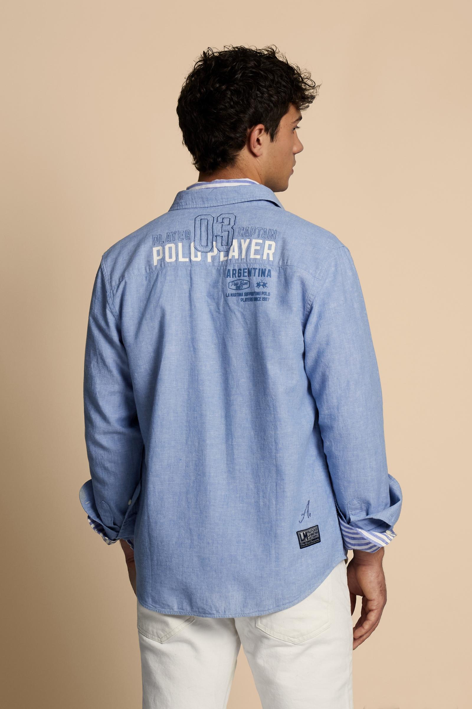 Men’s long-sleeve shirt in premium natural cotton and linen blend, lightweight and breathable with the typical slub texture of linen. The classic cut with regular fit, pointed collar, adjustable cuffs and slightly rounded hem ensures comfort and versatility. Printed and embroidered graphics define the character of the piece: the back features the maxi “Polo Player Argentina” lettering with numeric and technical logo details, while contrasting patches decorate the front. The model wears size L. - Cornflower
