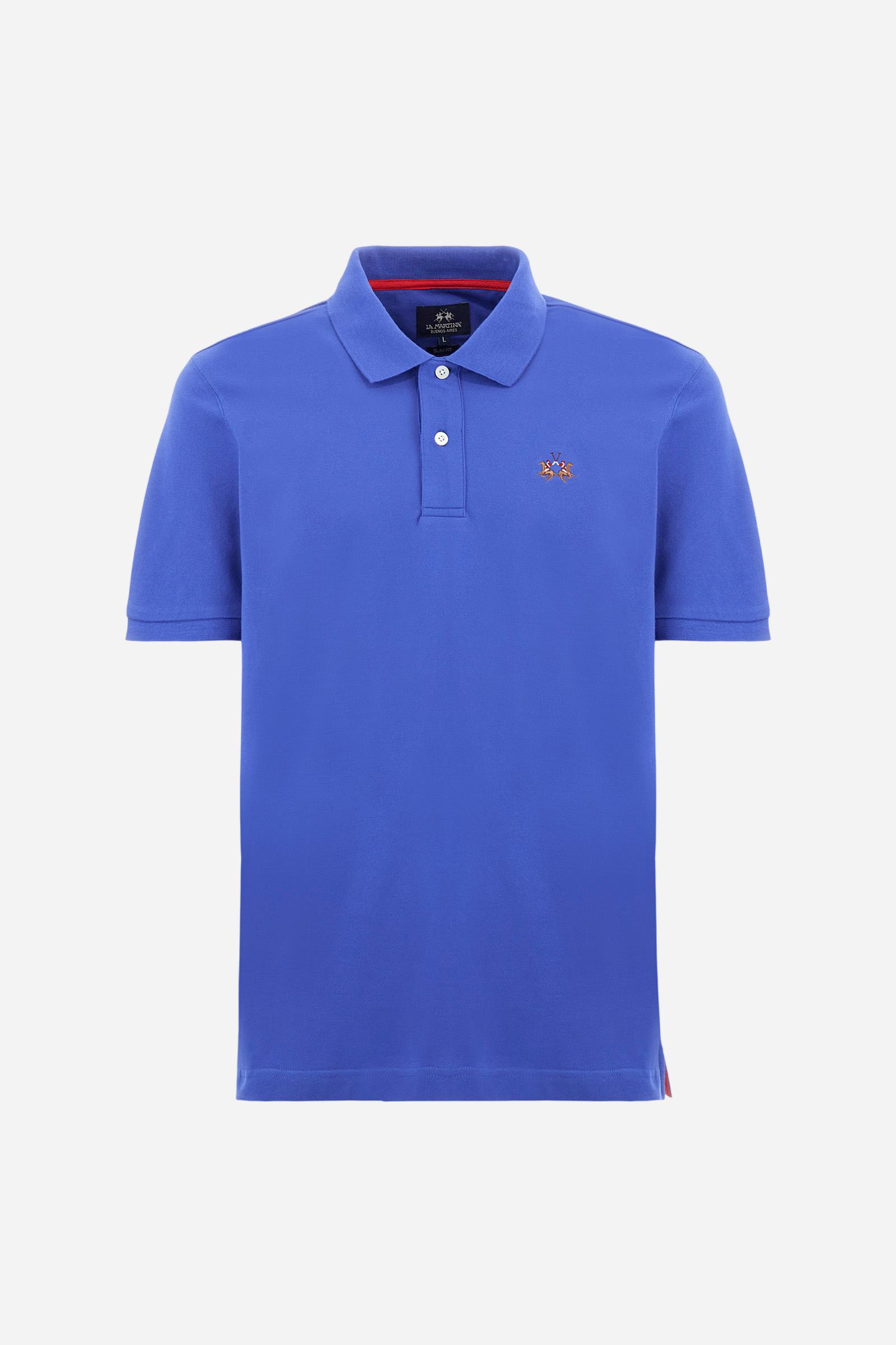 Men's plain short-sleeved polo shirt made from stretch piqué. Two-button fastening. The collar and cuffs are made from tone-on-tone ribbed fabric. Under the collar, there is a contrasting fabric panel with embroidered multicoloured lettering. The logo is embroidered on the left side of the chest in contrasting thread. Slim fit. The model is wearing a size L. - Dazzling Blue