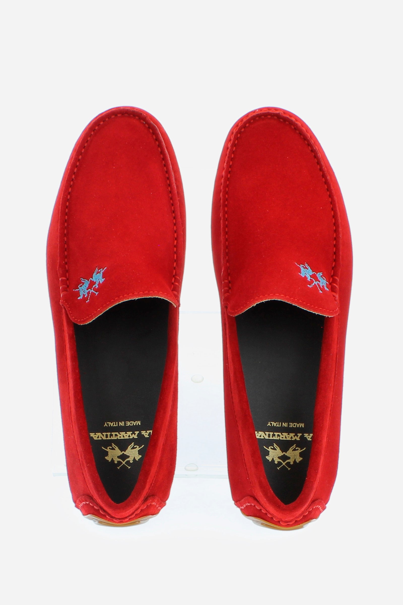 Men's loafers in soft suede for the summer season. Made using the tubular technique to give the model softness and flexibility. The full-colour suede is delicately punctuated by the embroidery of the logo in a contrasting colour on the faceplate and the hand-stitched ends of the faceplate. For both leisure and informal occasions, helping to create a sporty yet refined look. - RED