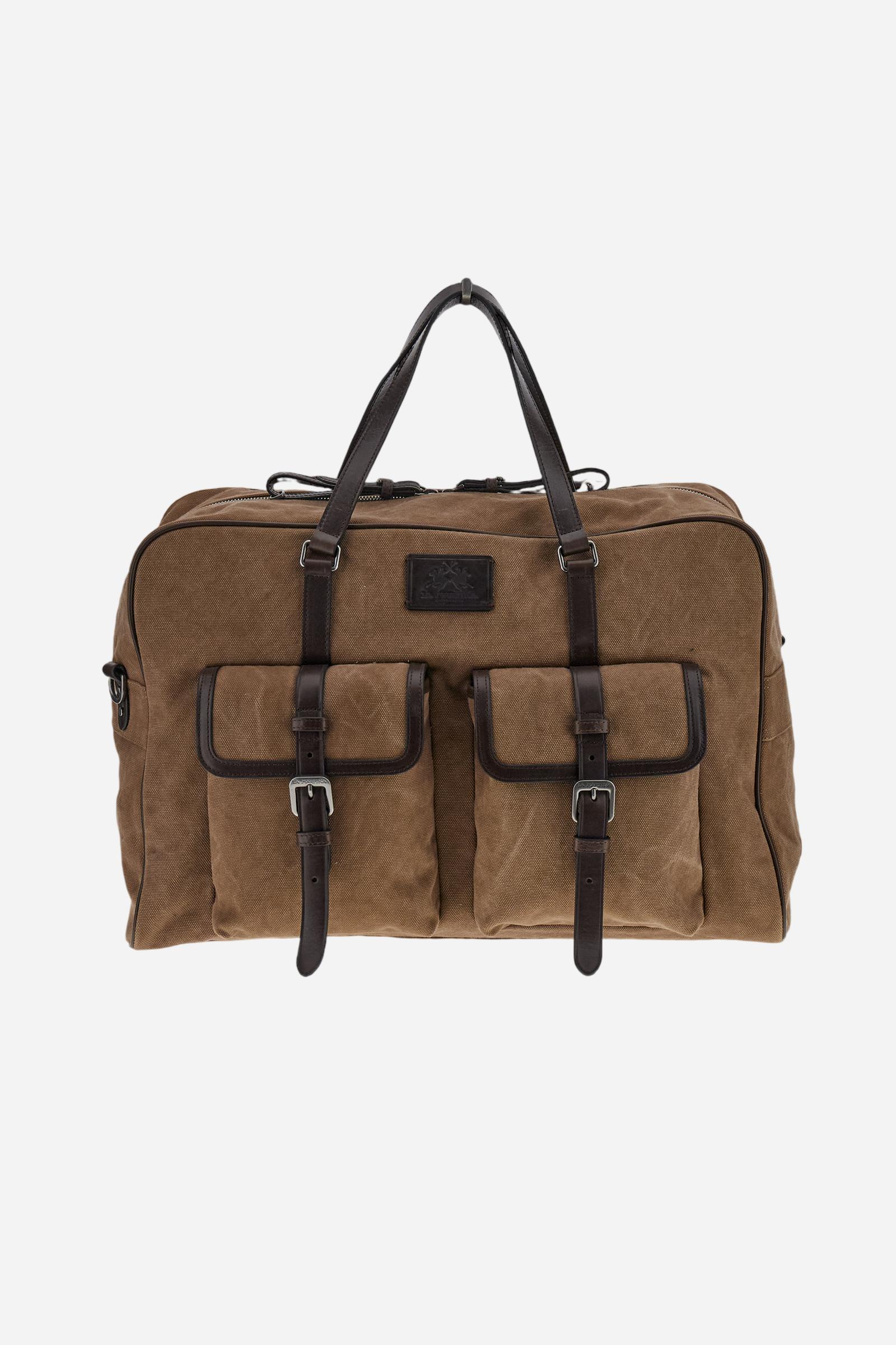 Travel bag in washed canvas and leather, roomy and functional, designed for practicality on trips. Secured with a zip and detachable shoulder strap, with large front pockets closed by metal buckles. The hot-stamped logo on the front leather tag completes the elegant design. Dimensions:46 x 33 x 22 - COCOA
