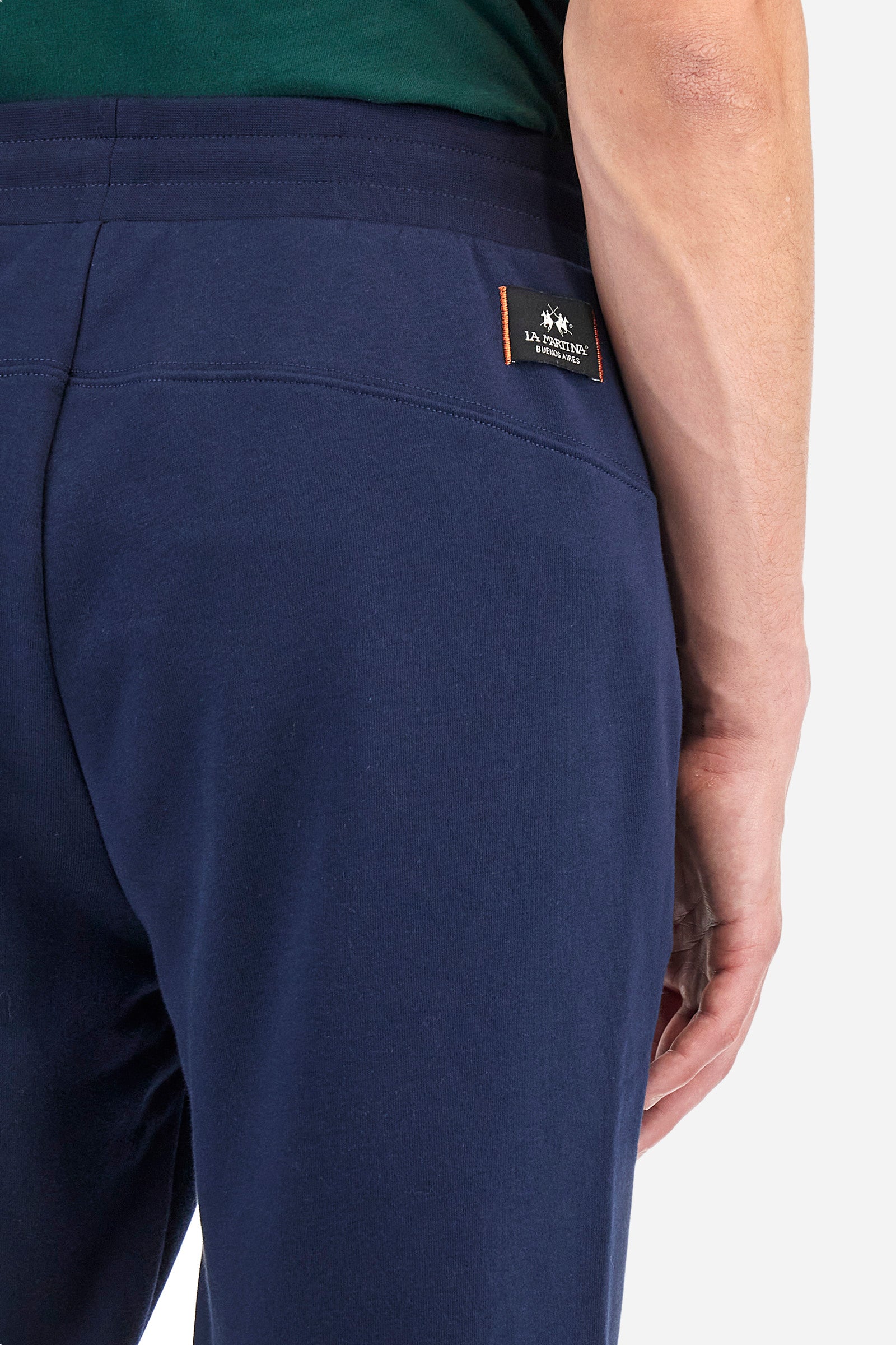 Men's plain jogging bottoms, made from a cotton blend. Drawstring waist and cuffs. Double front pocket. There is an additional zipped pocket on the front. The logo appears on an appliquéd plaque the back. Regular fit. The model is wearing a size L. - Navy