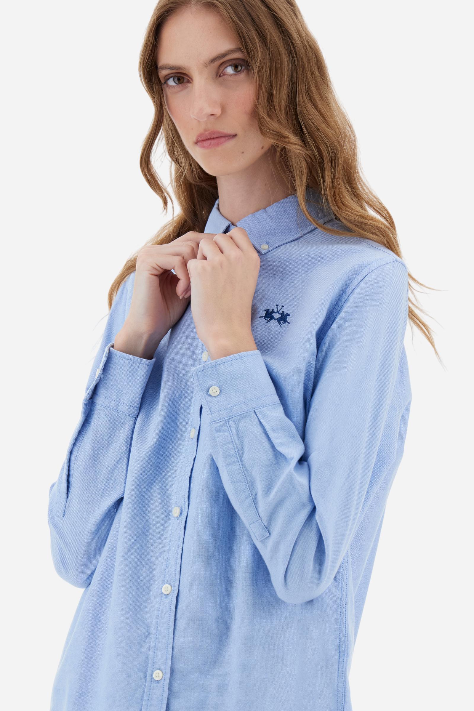 Women's long-sleeved solid colour shirt in Oxford cotton. Button-down collar. The logo is embroidered on the chest in contrasting thread. Regular fit. The model is wearing a size 2. - Cornflower blue