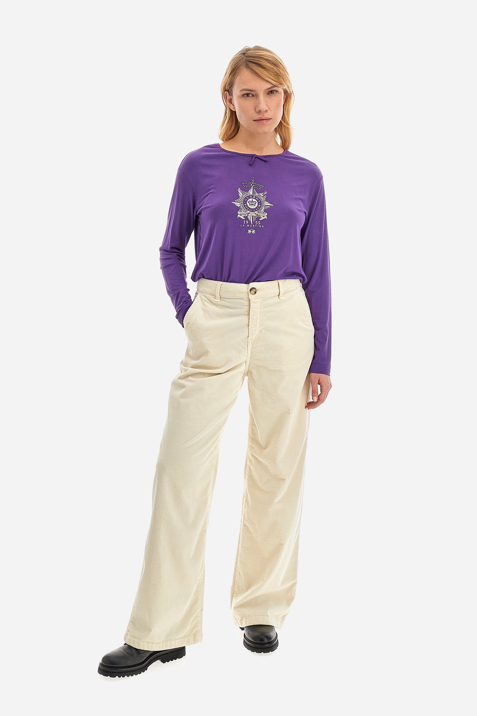 These women's trousers in 100% soft cotton have a stunning solid colour striped velvet-effect surface. Perfect for an elegant and refined look, this garment features welt pockets with an applied logo and a double back pocket. With their combination of comfort and style, these trousers are an essential addition to any woman's wardrobe. The model is 174 cm tall and wears a size 2. - Blanc de Blanc