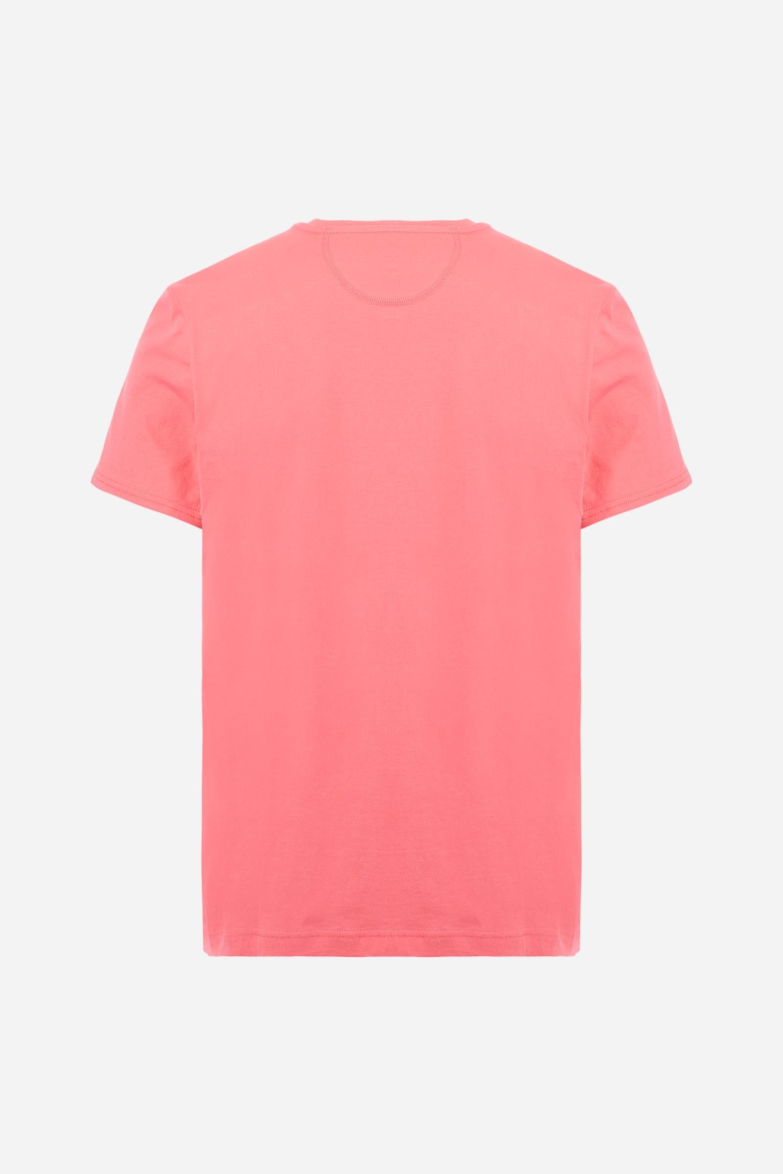 Men's short-sleeved crew-neck T-shirt in solid colour with embroidered logo in contrasting colour on the chest. Made of 100% cotton with a regular fit. It is perfect paired with Bermuda shorts or trousers for a casual and trendy look. Suitable for leisure time. The model is 187 cm tall and wears a size L. - Honey Suckle