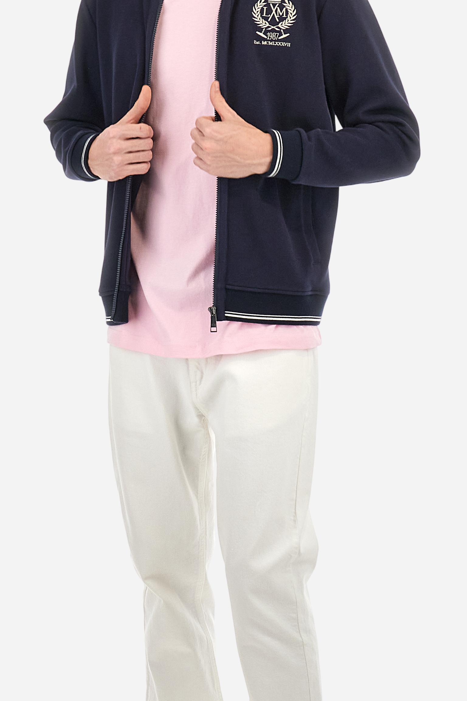 Men's short-sleeved crew-neck T-shirt in solid colour with embroidered logo in contrasting colour on the chest. Made of 100% cotton with a regular fit. It is perfect paired with Bermuda shorts or trousers for a casual and trendy look. Suitable for leisure time. The model is 187 cm tall and wears a size L. - Parfait Pink