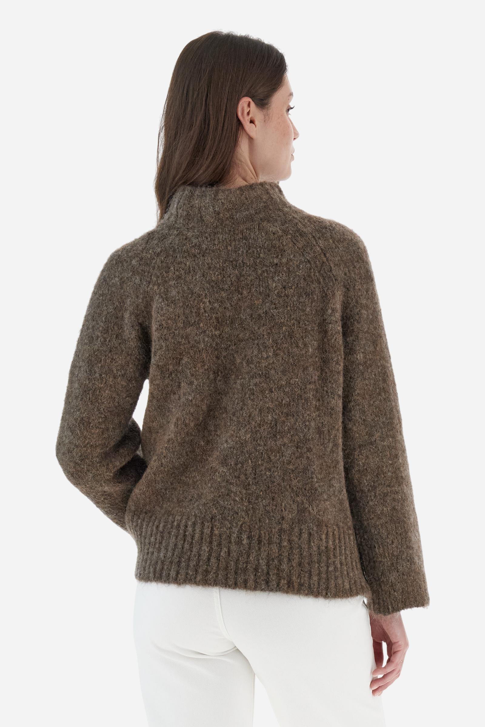 Women’s turtleneck sweater with long sleeves in solid-colour wool and mohair blend, soft and warm. Ribbed turtleneck for elegance and warmth, side slits and sleeve slits for a modern look. Logo on small golden metal plate applied to the front hem. Regular, soft fit for a versatile and comfortable silhouette. The model wears size 2. - Bungee Cord