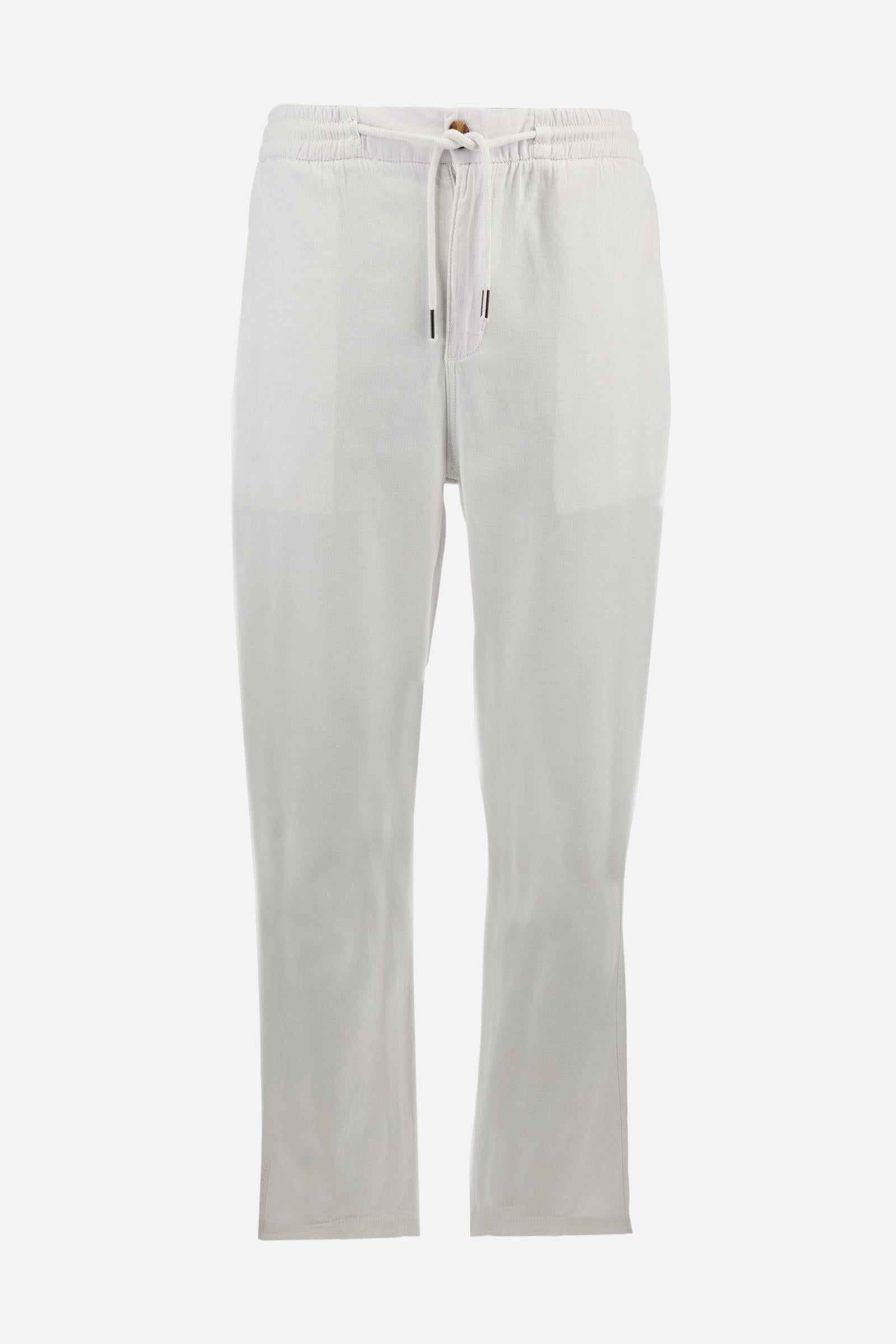 Men's plain straight-cut trousers, made of linen and cotton canvas. Featuring a waist belt at the back and on the sides with elasticated external drawstring for adjustment. The front opening also has a faux horn button on the belt and a zip. Double welt pocket inserted into the sides. There are two additional welt pockets on the back. The logo is featured on the woven label sewn above the right back pocket. Regular fit. The model is wearing a size L. - Optic White