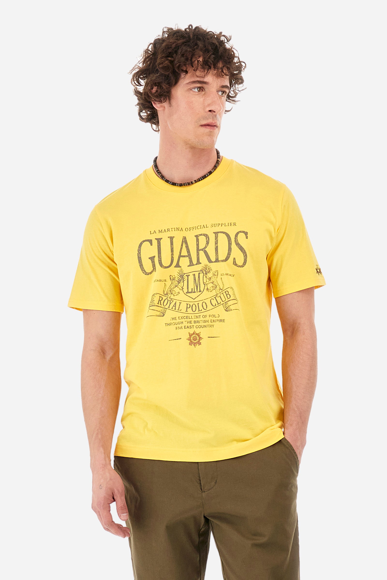Men’s short-sleeved t-shirt, crew neck, solid color. Made of 100% cotton jersey. Small and large prints and symbols in contrasting tones identify the Guards capsule collection. Regular fit. The model wears a size L. - Aspen Gold