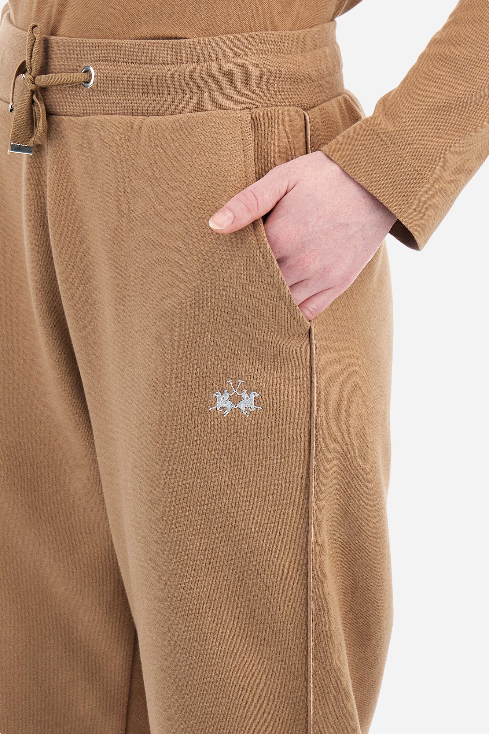Women's plain jogging bottoms, made from 100% cotton. Drawstring waist. There are also ties at the cuffs. Double front pocket. The logo is embroidered on the front. Regular fit. The model is wearing a size 2. - Tiger's Eye