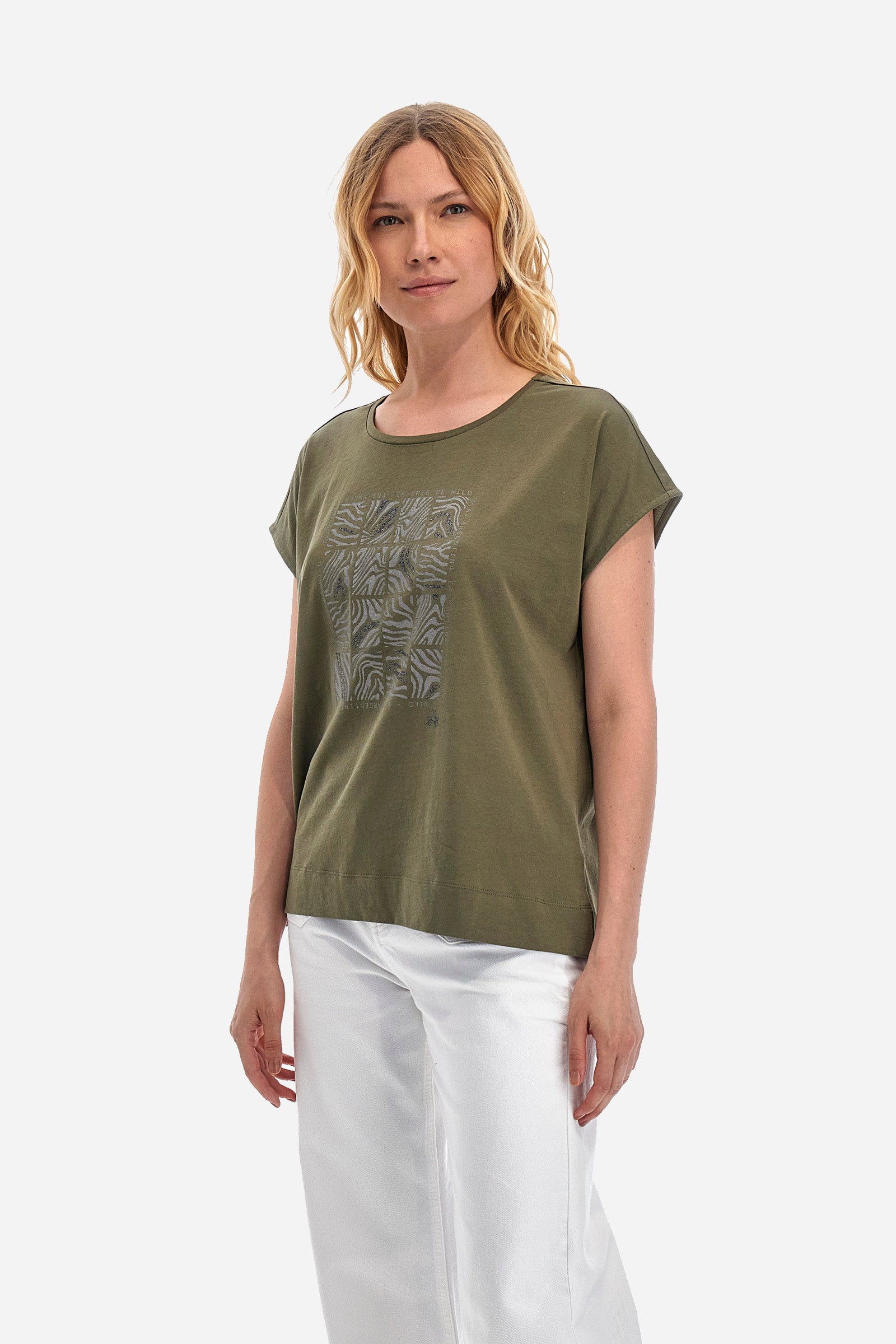 Single-colour short-sleeved T-shirt with a crew neck for women, made of 100% cotton. On the front there is a geometric print with an animal print and some lettering. A small logo is printed on the front. The fit is regular. The model wears a size 2. - Military Olive