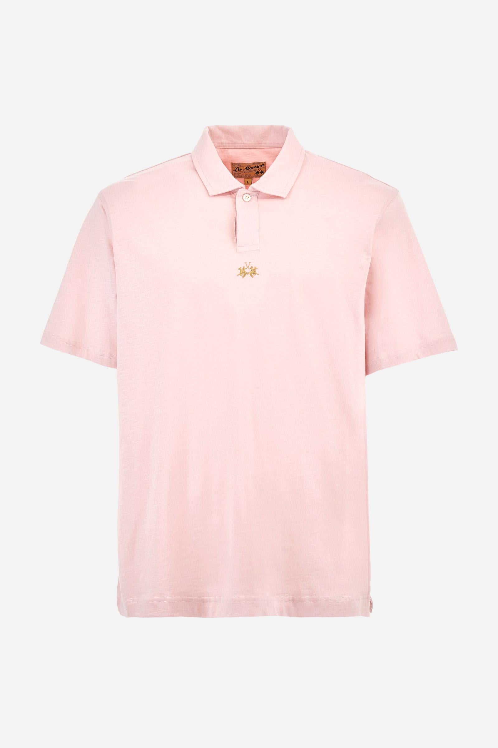 Men's short-sleeved polo shirt in a single colour, made of 100% cotton slub jersey. Fastens with a button. A fabric patch representing the garment's certificate is sewn onto the back. The logo is embroidered in contrast under the opening on the front. Comfort fit. The model is wearing a size L. - Parfait Pink