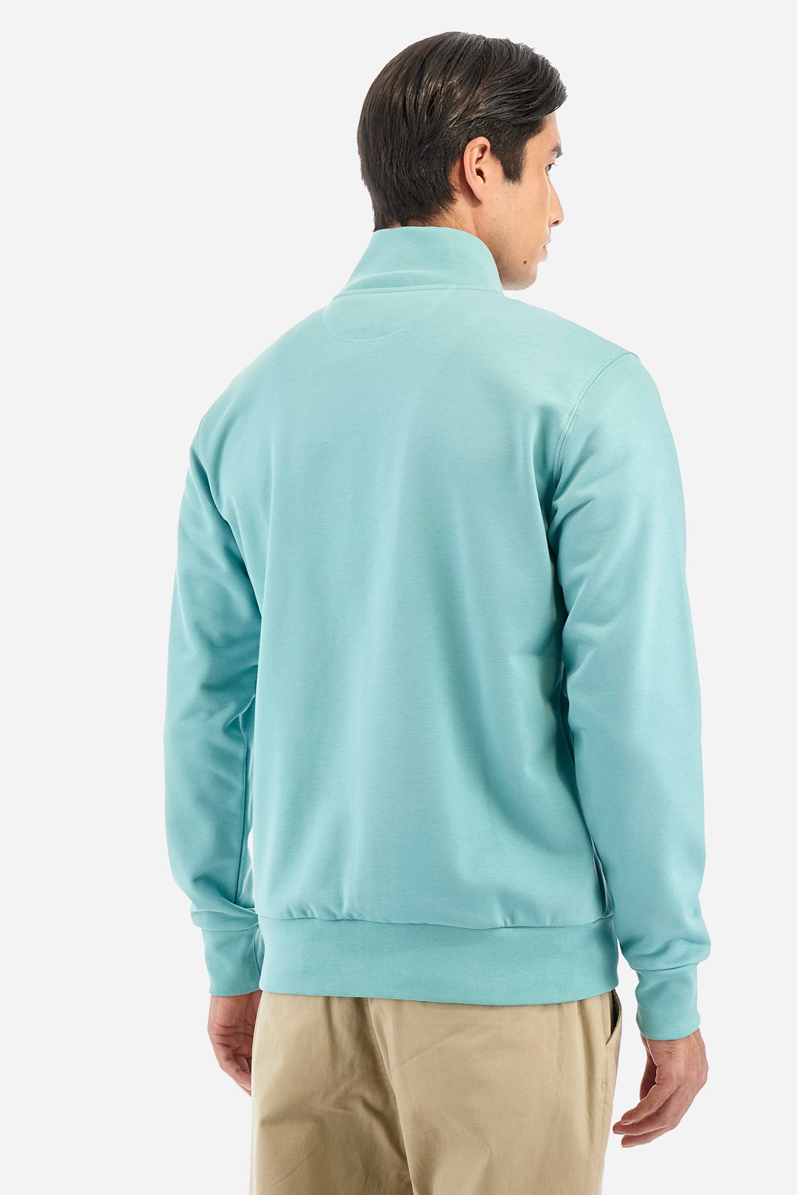 Men's long-sleeved solid-coloured sweatshirt with contrasting zip. Made of cotton. Equipped with a full zip and double front pocket, also with zip fastening. One sleeve features an applied logo patch. The fit is regular. The model wears a size L. - Aquifer