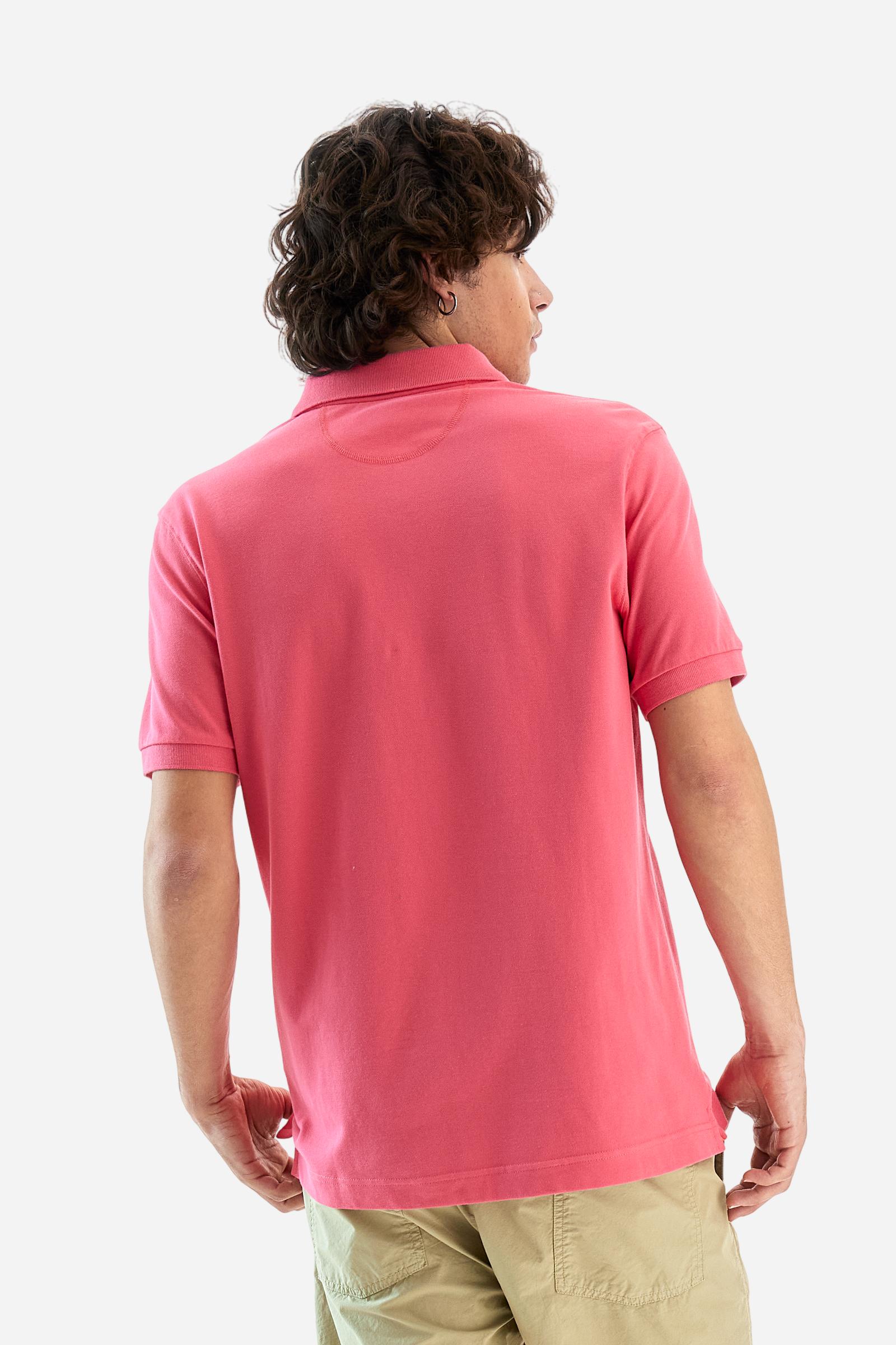 Short-sleeved, single-colour men's polo shirt made of stretch cotton piqué. Fastens with two buttons. Rib collar and cuffs in matching tone. The graphics and applications on the chest are made with mixed techniques, namely printing and embroidery. The logo is embroidered on the chest, left side. The fit is regular. The model is wearing a size L. - Honey Suckle