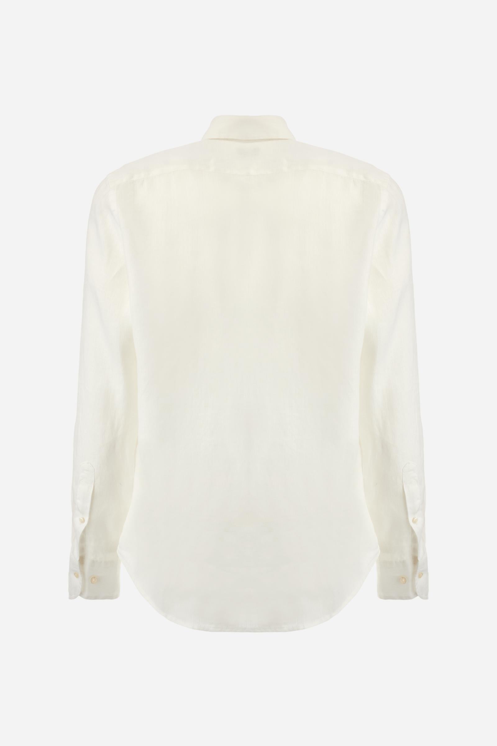 Men's plain long-sleeved shirt made from linen canvas. Button-down collar. Two fabric patches, depicting the brand's certification and the Argentine flag, are sewn on the hem of the garment. A tone-on-tone logo is embroidered on the left side of the chest. Regular fit. The model is wearing a size L. - Optic White