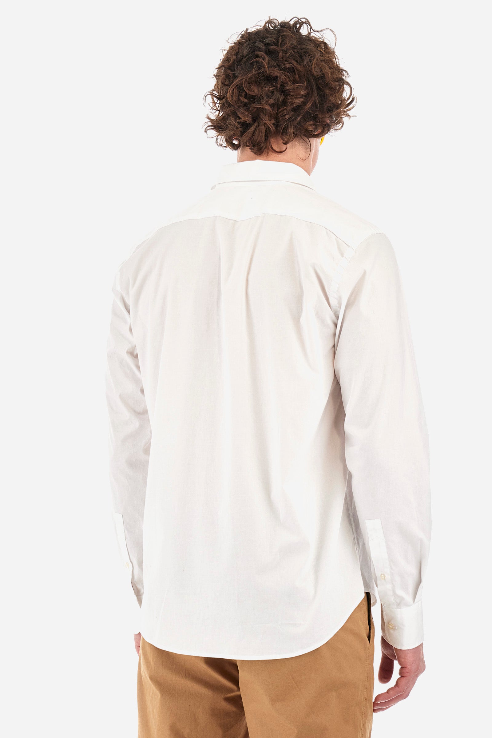 Men's single-colour long-sleeved shirt in elasticated cotton. Button-down collar. With buttoned cuffs. A small logo and the Guards line symbol are embroidered on the front. The fit is regular. The model wears a size L. - Optic White