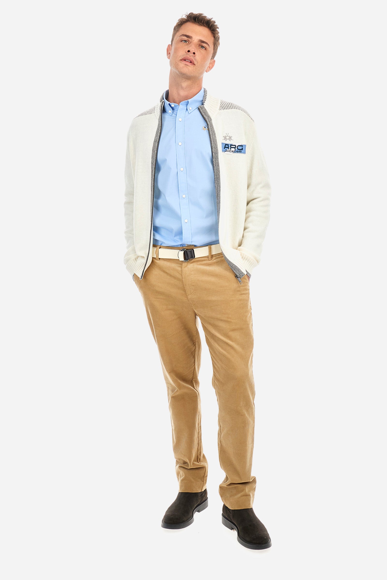 Men's single-colour shirt with long sleeves, made of stretch cotton. Button-down collar. With buttoned cuffs. Featuring a small embroidered logo on the front. Slim fit. The model is wearing a size L. - Blue Bell