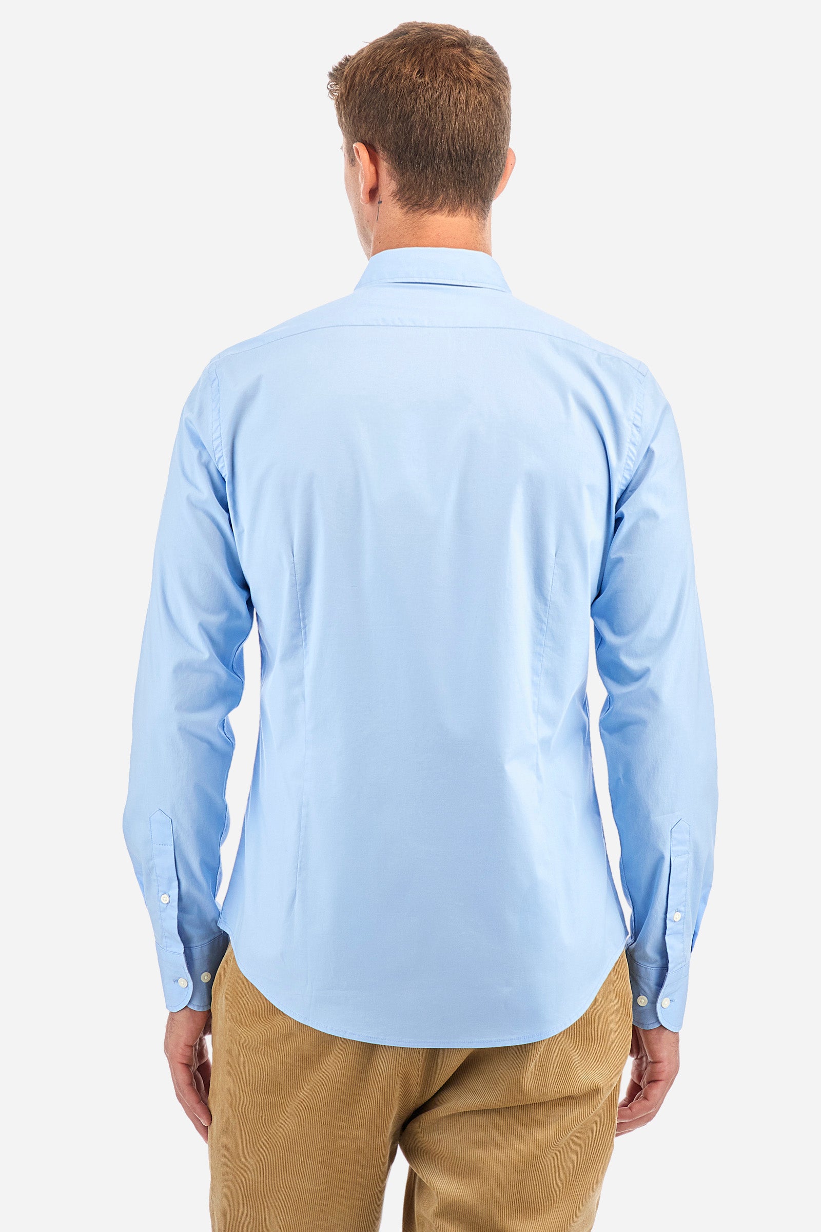 Men's single-colour shirt with long sleeves, made of stretch cotton. Button-down collar. With buttoned cuffs. Featuring a small embroidered logo on the front. Slim fit. The model is wearing a size L. - Blue Bell
