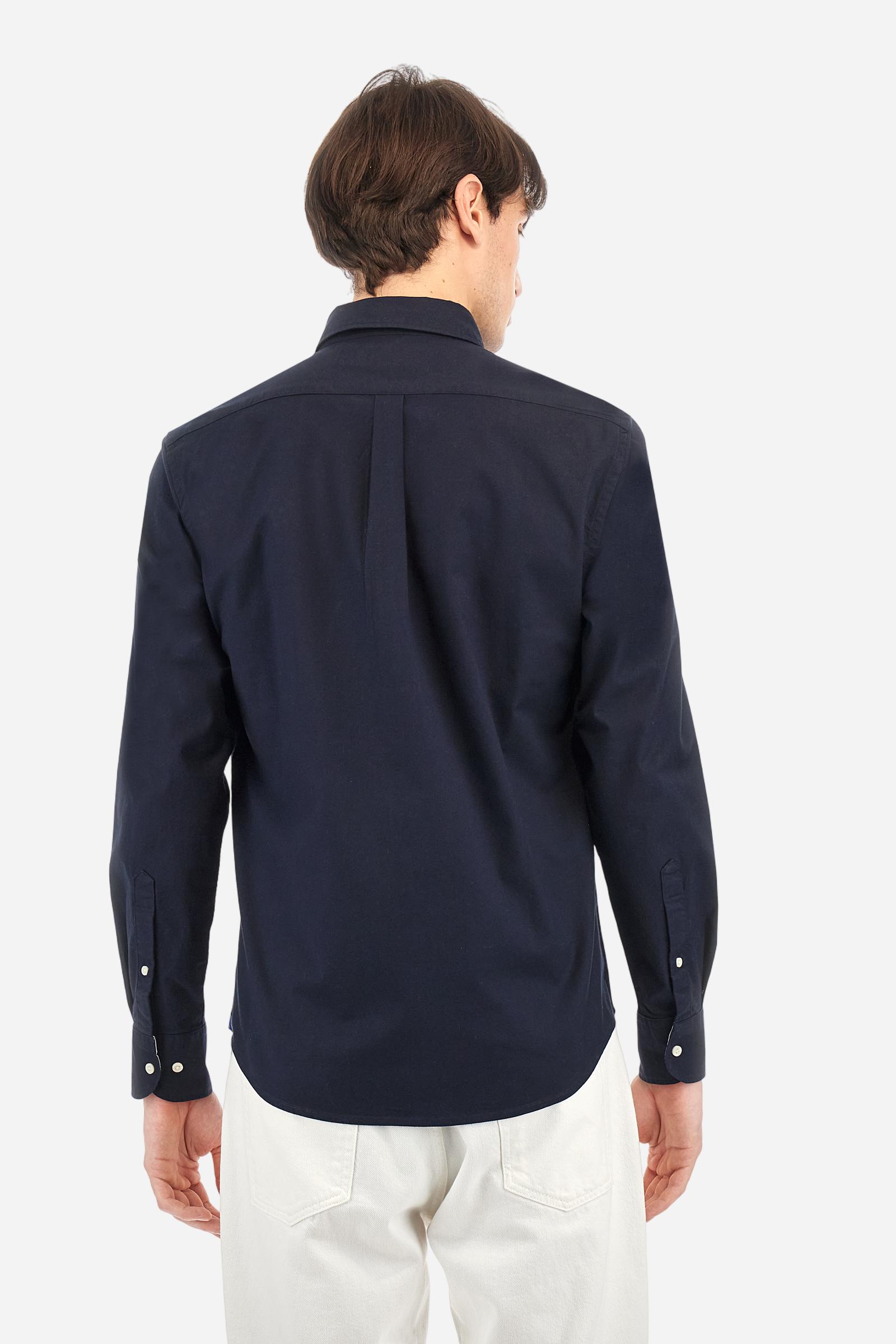 Men's long-sleeved Guards shirt in a single colour. Made in Oxford cotton. Button-down collar. The Guards crest, symbolic of the line, is embroidered on the chest. The brand's initials are embroidered on the left side, at hip height. Regular fit. The model is wearing a size L. - Navy