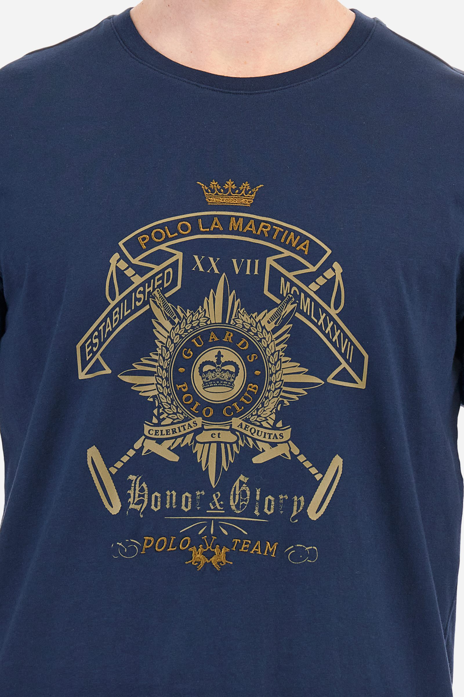 Single-colour short-sleeved men's T-shirt made of cotton jersey. Crew neck, with colour-contrasting jersey border inside. The front graphic is a large print featuring the Guards crest, and is enriched by the La Martina lettering and brand logo, both embroidered. The fit is regular. The model is wearing a size L. - Navy