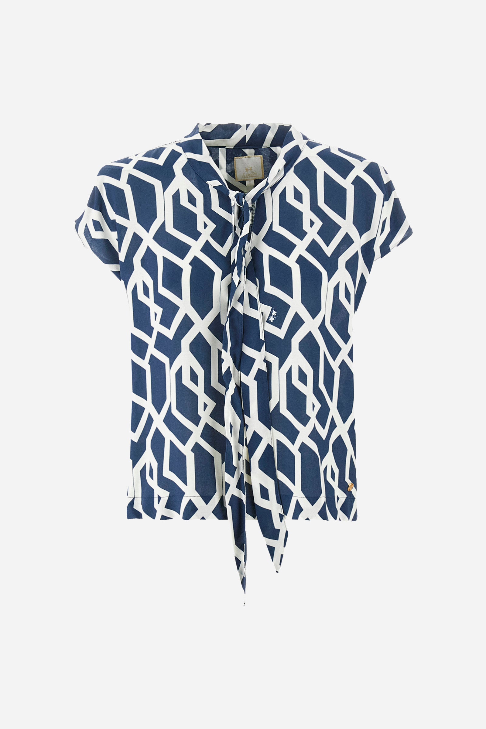 Women's short-sleeved blouse with a geometric print, made of synthetic fabric. A shawl collar. A small logo is present on a metal plate applied to the front and printed on the collar tie. The fit is regular. The model wears a size 2. - Orion blue/Off white