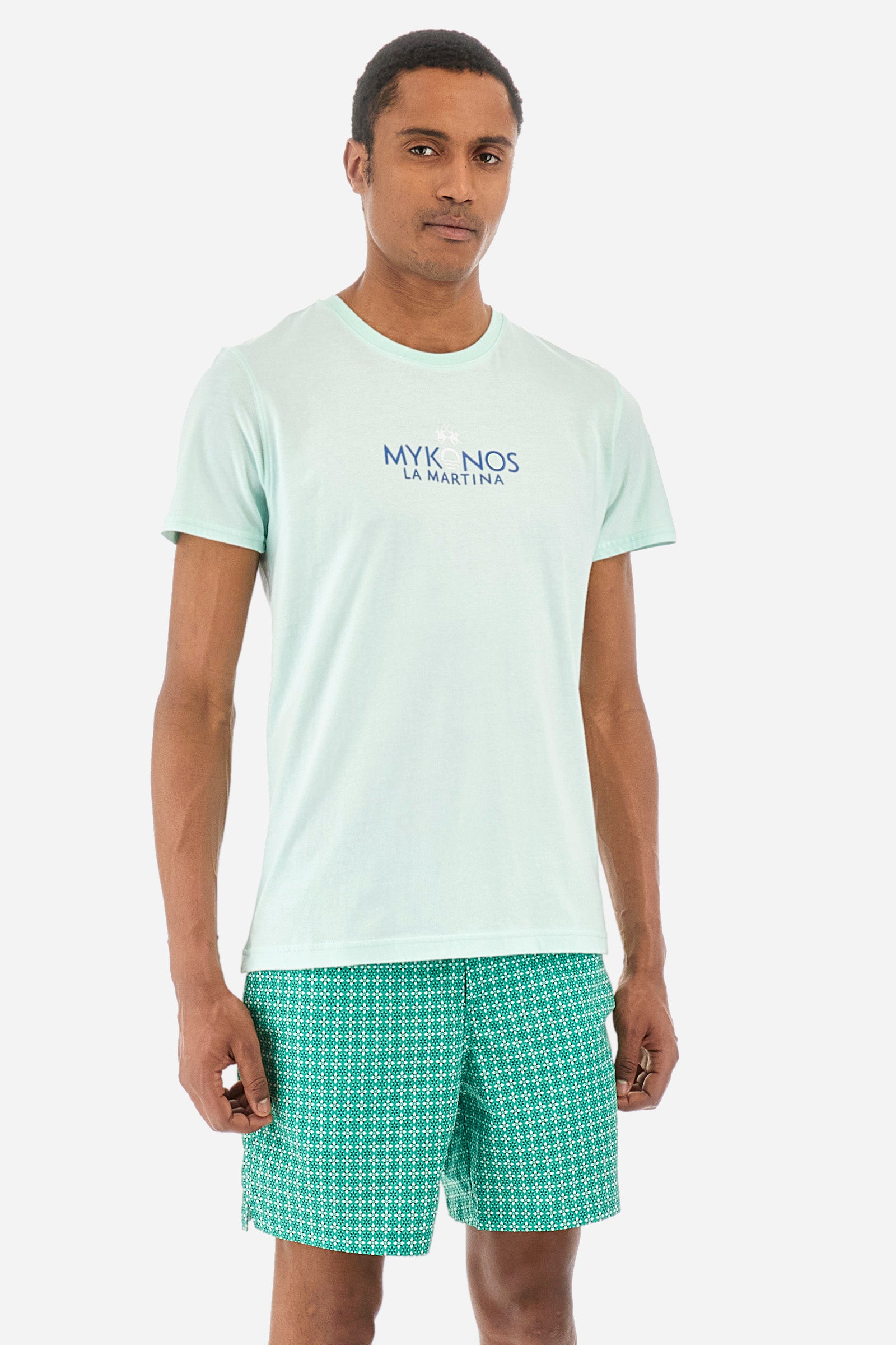 Men's short-sleeved T-shirt with a crew neck in a single colour. Made of 100% cotton. Printed on the front are the words "Mykonos" and "La Martina". On the back we find stylised prints inspired by Greece and the lettering that is also present on the front. Regular fit. The model wears a size L. - Honeydew