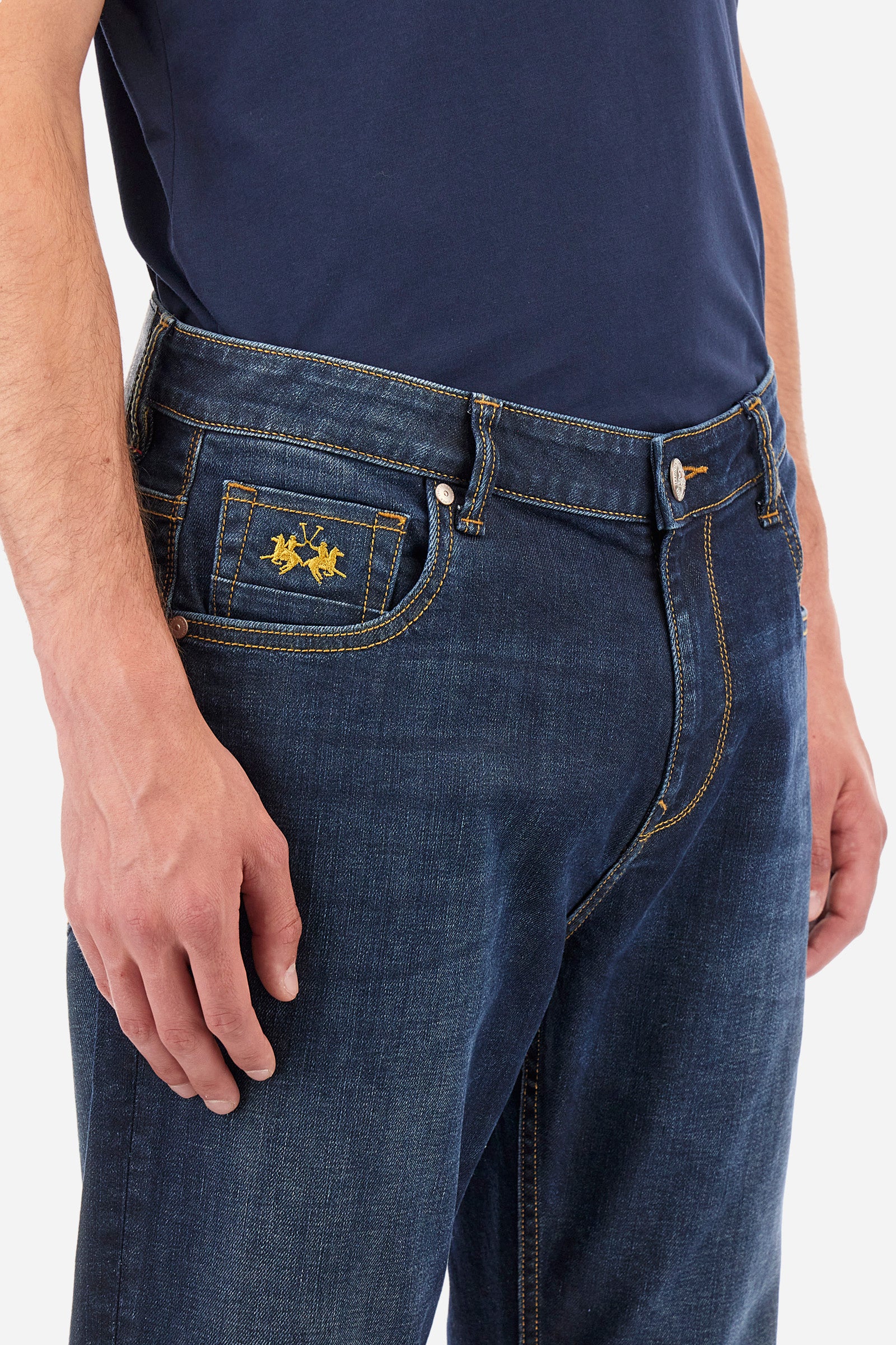 Men's plain 5-pocket jeans, made from 100% cotton. Complete with belt loops and a zip fly and button. Double front pocket with a small pocket on one side and double pocket on the back. The logo is embroidered on the front. Regular fit. The model is wearing a size 33. - Dark Indigo Denim