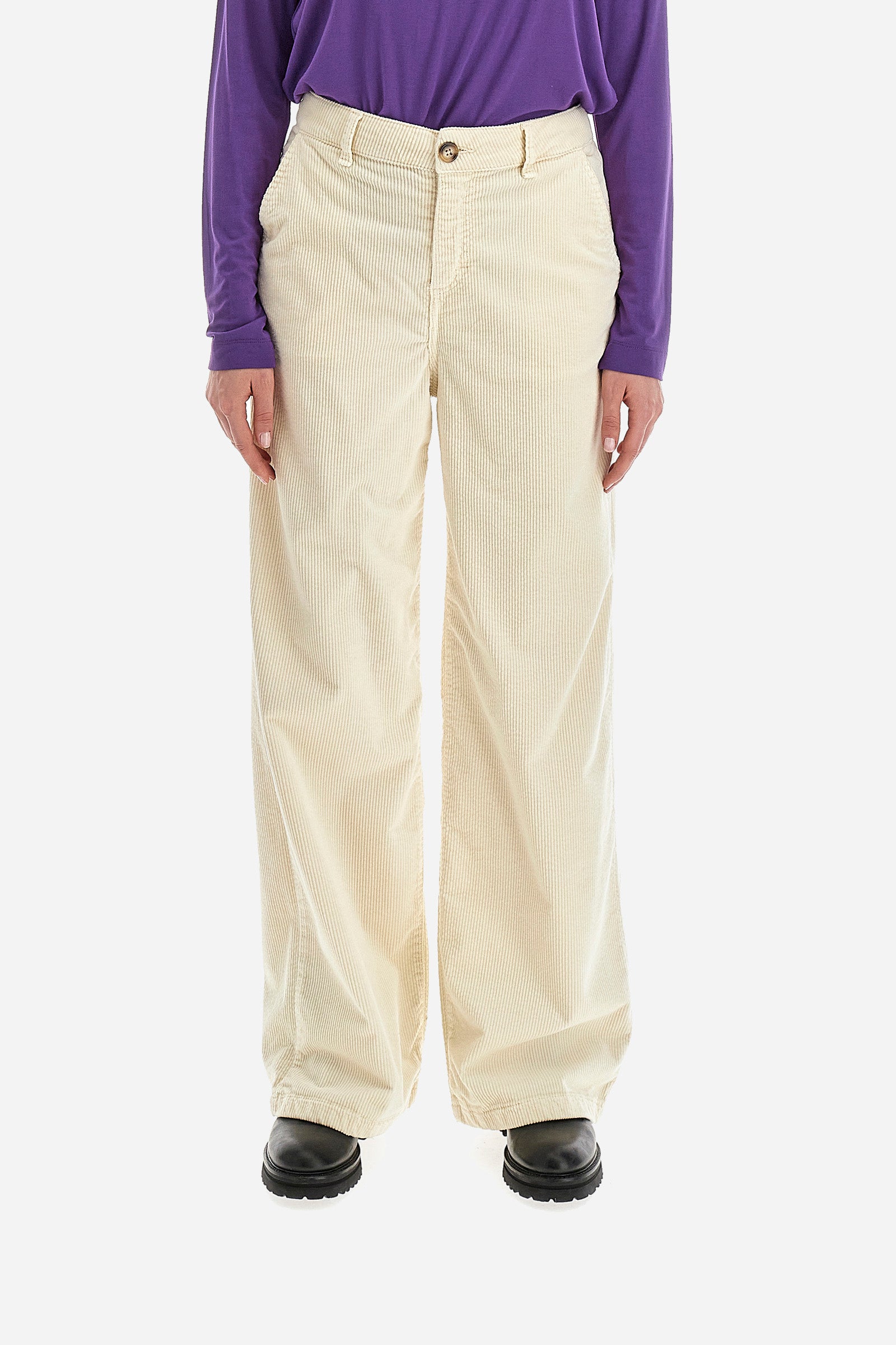 These women's trousers in 100% soft cotton have a stunning solid colour striped velvet-effect surface. Perfect for an elegant and refined look, this garment features welt pockets with an applied logo and a double back pocket. With their combination of comfort and style, these trousers are an essential addition to any woman's wardrobe. The model is 174 cm tall and wears a size 2. - Blanc de Blanc