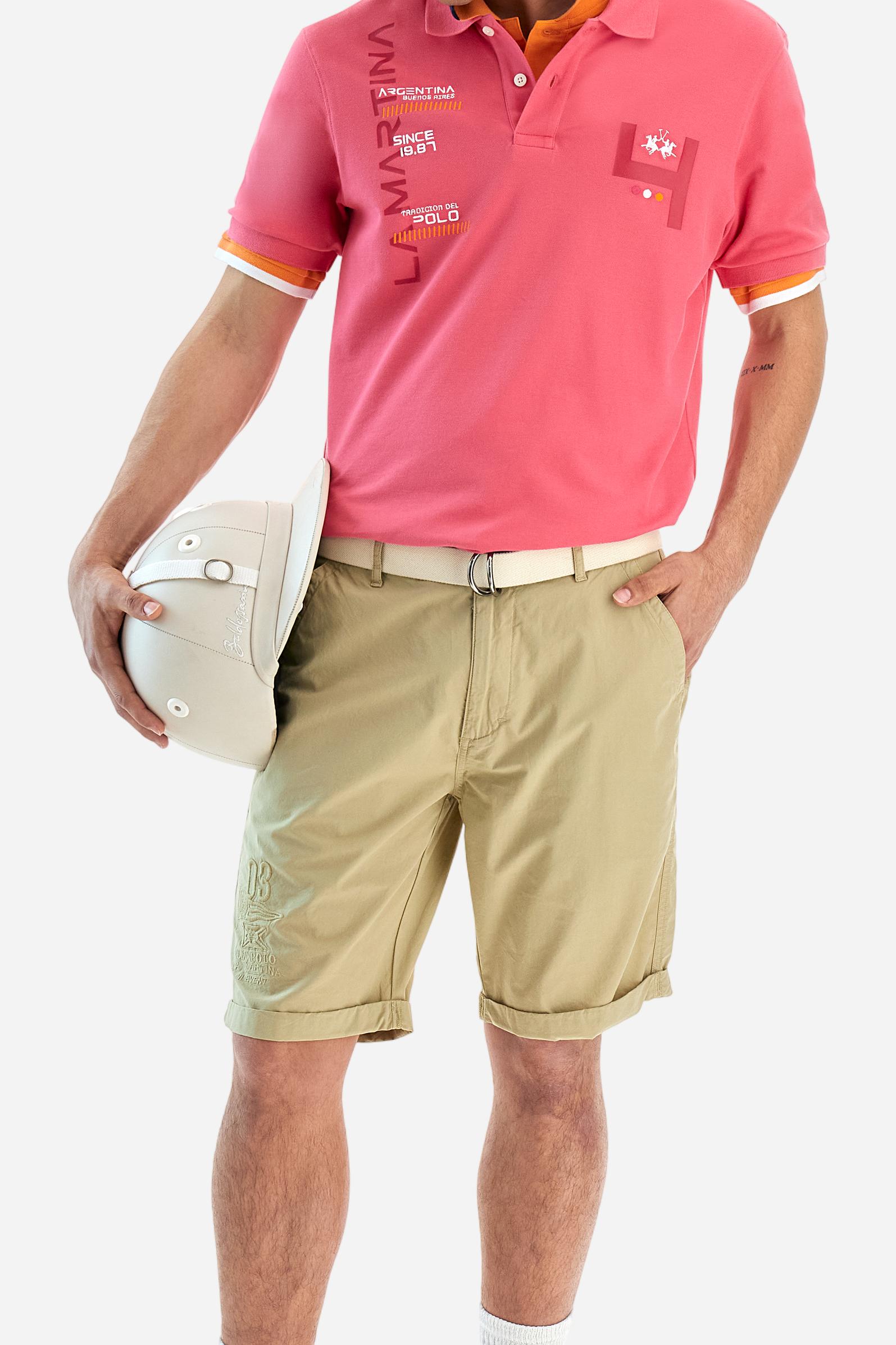 Short-sleeved, single-colour men's polo shirt made of stretch cotton piqué. Fastens with two buttons. Rib collar and cuffs in matching tone. The graphics and applications on the chest are made with mixed techniques, namely printing and embroidery. The logo is embroidered on the chest, left side. The fit is regular. The model is wearing a size L. - Honey Suckle