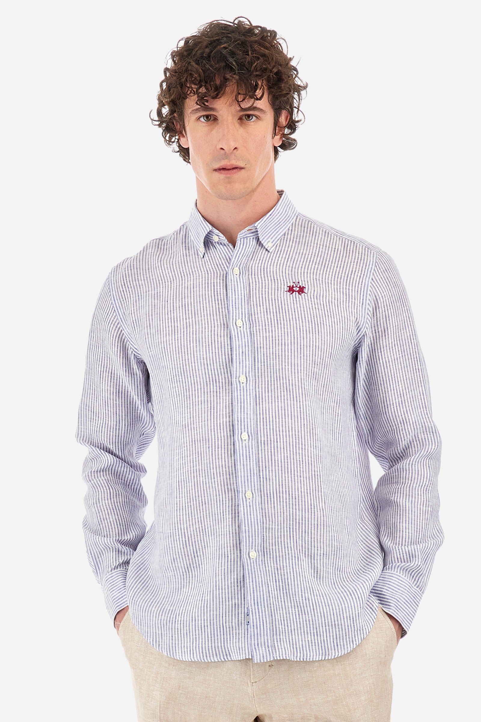 Men's long-sleeved shirt with a striped print, made of 100% linen. Button-down collar. With buttoned cuffs. With a small contrasting logo embroidered on the front. The fit is regular. The model wears a size L. - Optic White/Navy