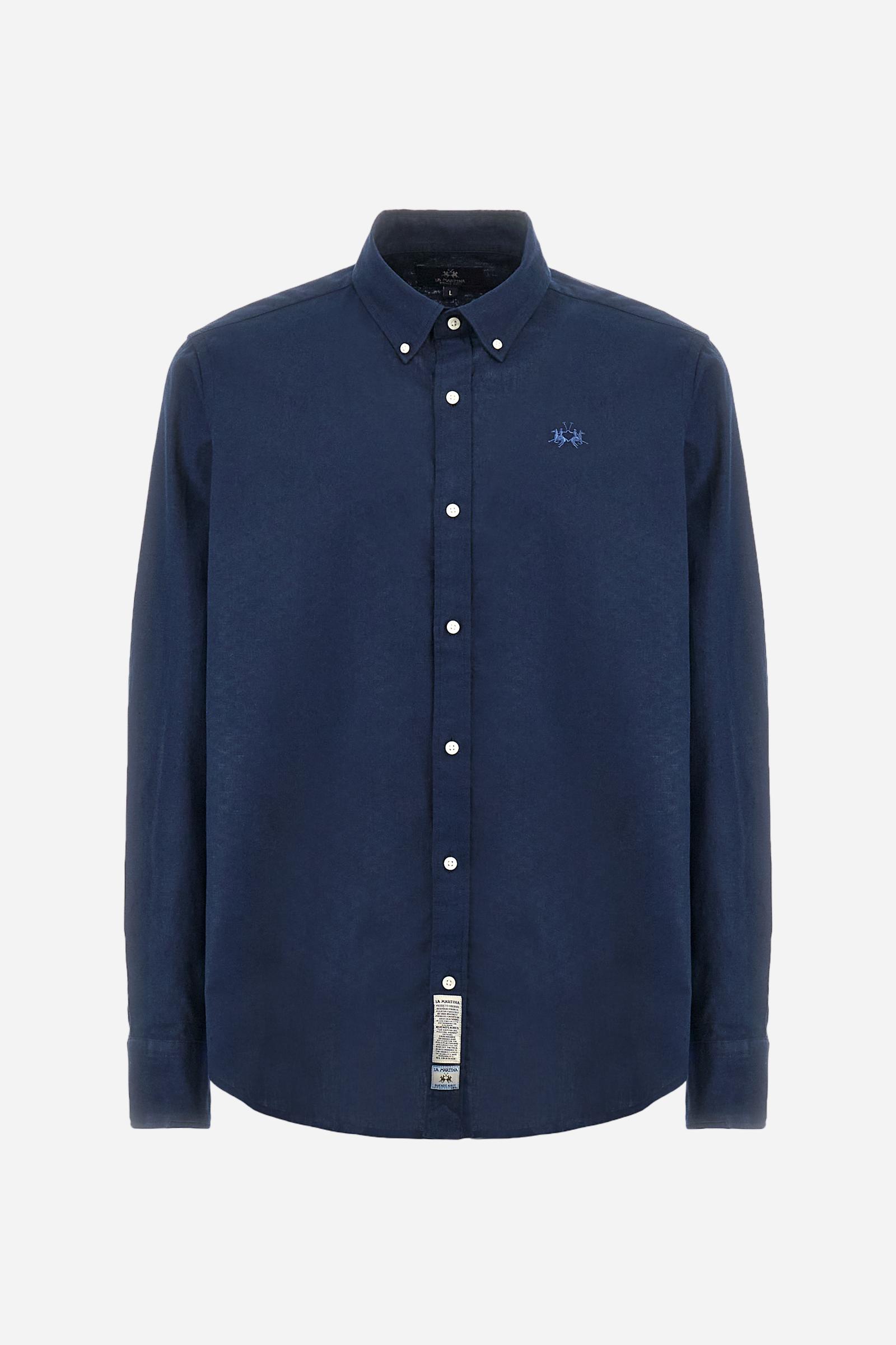 Men's plain long-sleeved shirt made from linen canvas. It features a button-down collar and a basic, traditional design, with woven labels at the bottom of the opening. The logo is embroidered on the chest, over the heart, in tone-on-tone thread. Regular fit. The model is wearing a size L. - Navy