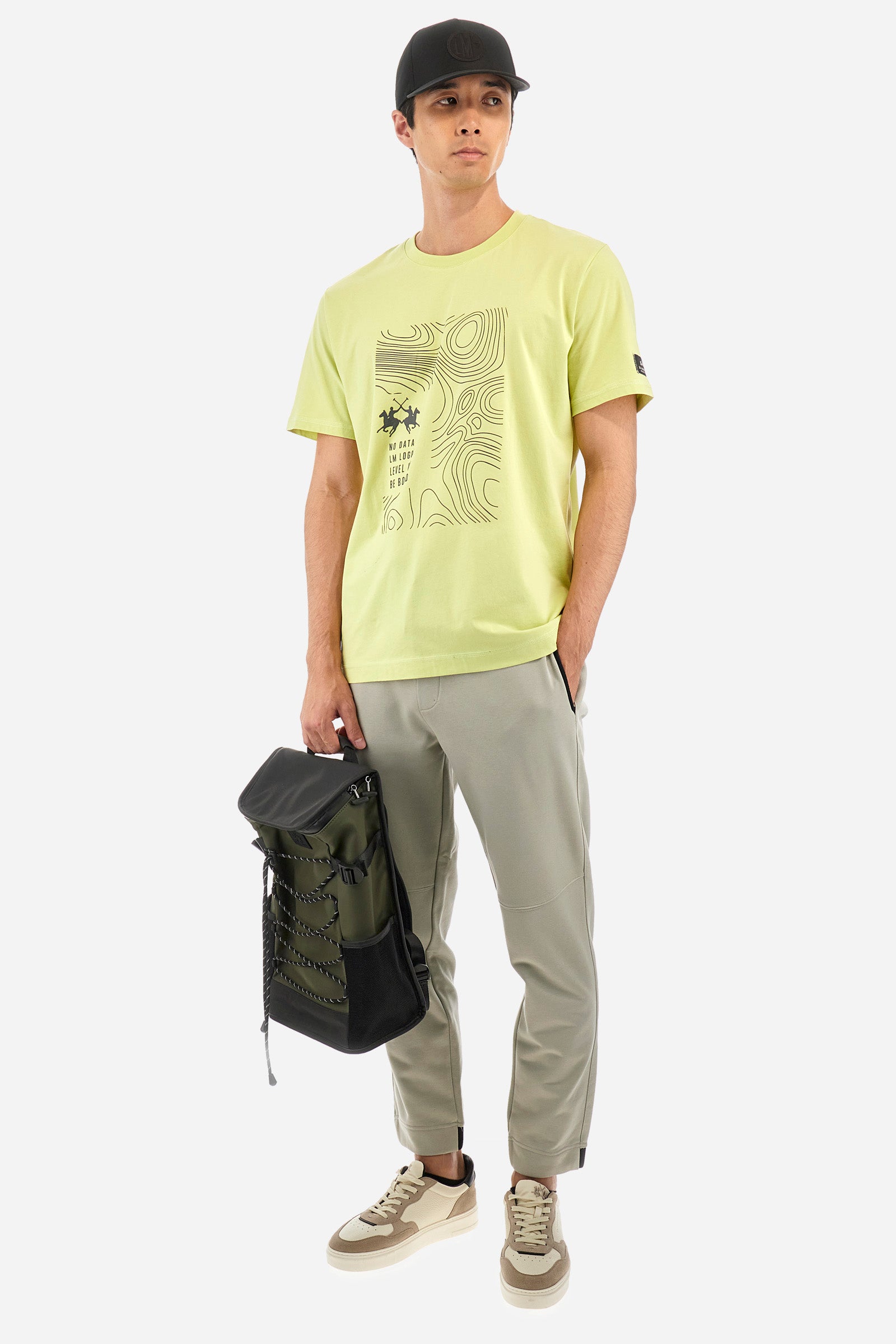 Men's single-colour jogging bottoms in a cotton sweat fabric. With a drawstring waist and double front pocket. With different shades at the bottom of the leg. On the back there is a pocket with a zip fastening featuring contrasting textures and colours. The logo is present on the tag sewn on the back pocket. The fit is regular. The model wears a size L. - Pussywillow Grey