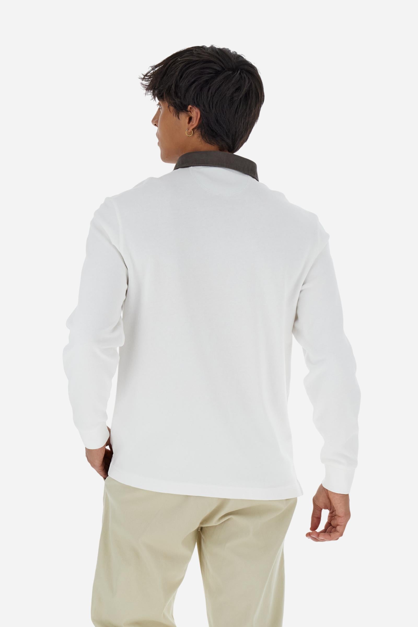 Classic men’s long-sleeve polo in soft-touch 100% cotton jersey. Contrast gabardine collar, three-button placket with multicolor striped tape. Iconic La Martina lettering printed in contrast under the collar. Small contrast logo embroidered on the chest. Regular fit for a balanced silhouette. Model wears size L. - Off White