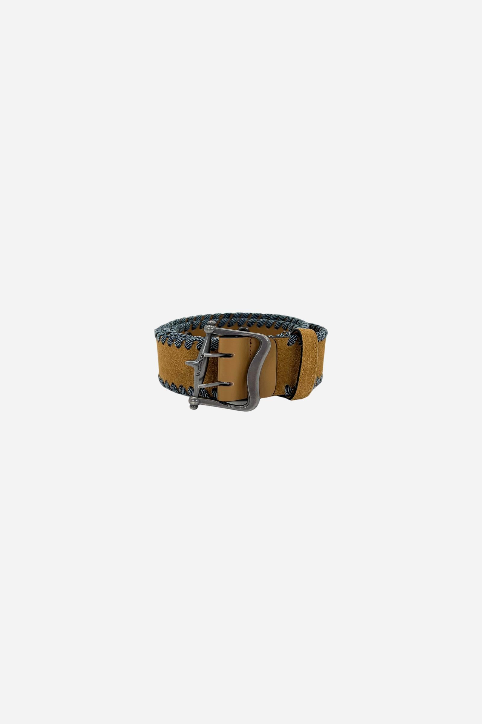Women’s 4 cm soft nubuck belt with woven denim trim and a burnished large square buckle featuring an engraved logo for a stylish, textured look. - Mou/Cornflower