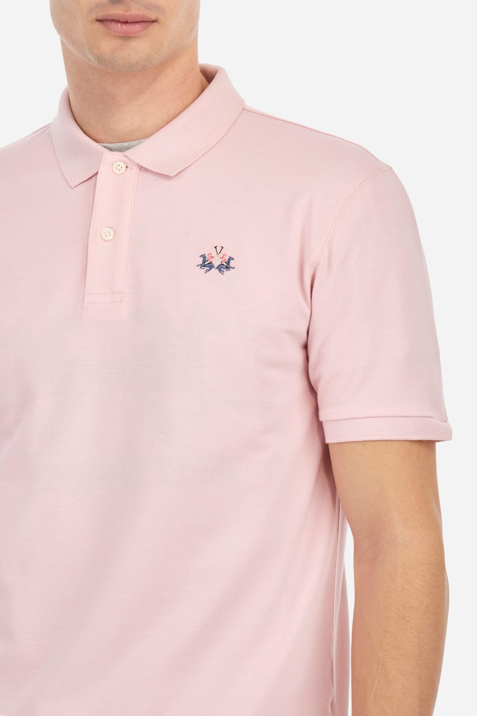 Men's plain short-sleeved polo shirt made from stretch piqué. Two-button fastening. The collar and cuffs are made from tone-on-tone ribbed fabric. Under the collar, there is a contrasting fabric panel with embroidered multicoloured lettering. The logo is embroidered on the left side of the chest in contrasting thread. Slim fit. The model is wearing a size L. - Parfait Pink