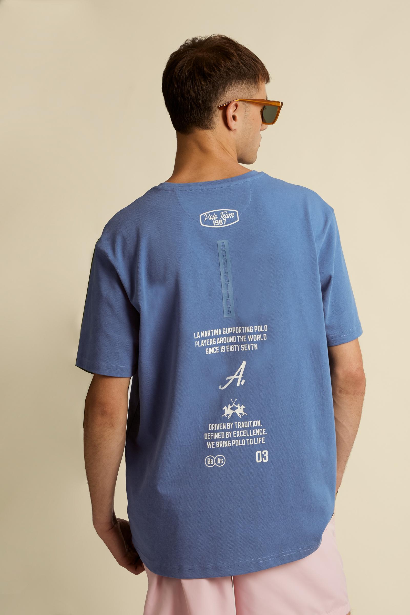 Men’s short sleeve T-shirt made of soft-hand 100% cotton jersey. Crew neck with matching ribbed collar and bold graphics inspired by the Argentine Team aesthetic. The letter A is embroidered on the chest, while the back features a large contrast text print recounting the brand’s history, enriched with iconic logos and slogans. Small contrast print with brand logo on the right side. Contemporary fit, comfortable and modern. The model wears size L. - Riviera