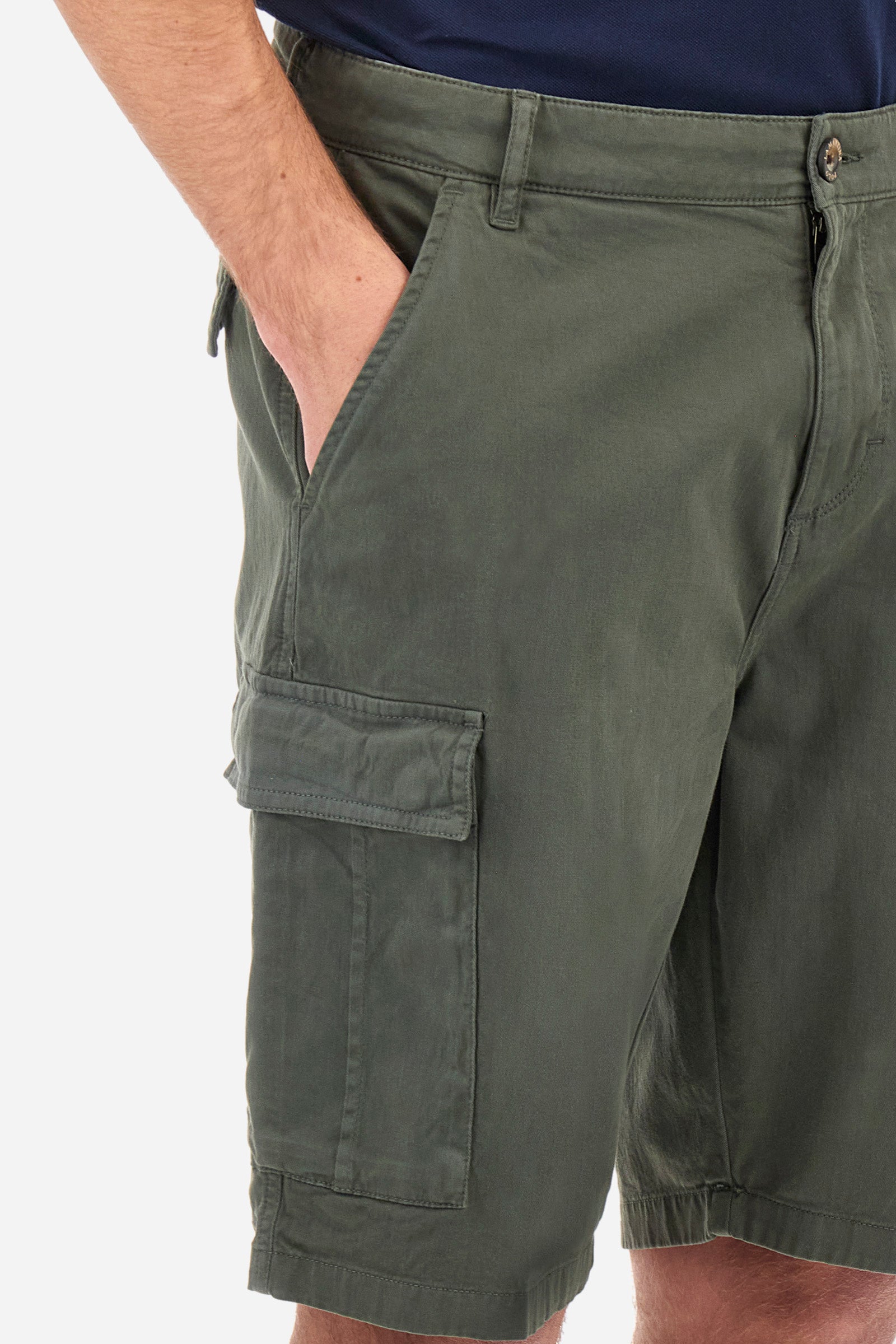 Men's single-colour Bermuda shorts in cotton twill. There are two American pockets, two cargo pockets and two back pockets. With belt loops. Zip and button fastening. The logo is embroidered tone-on-tone on the left cargo pocket. Regular fit. The model is wearing a size 33. - Thyme