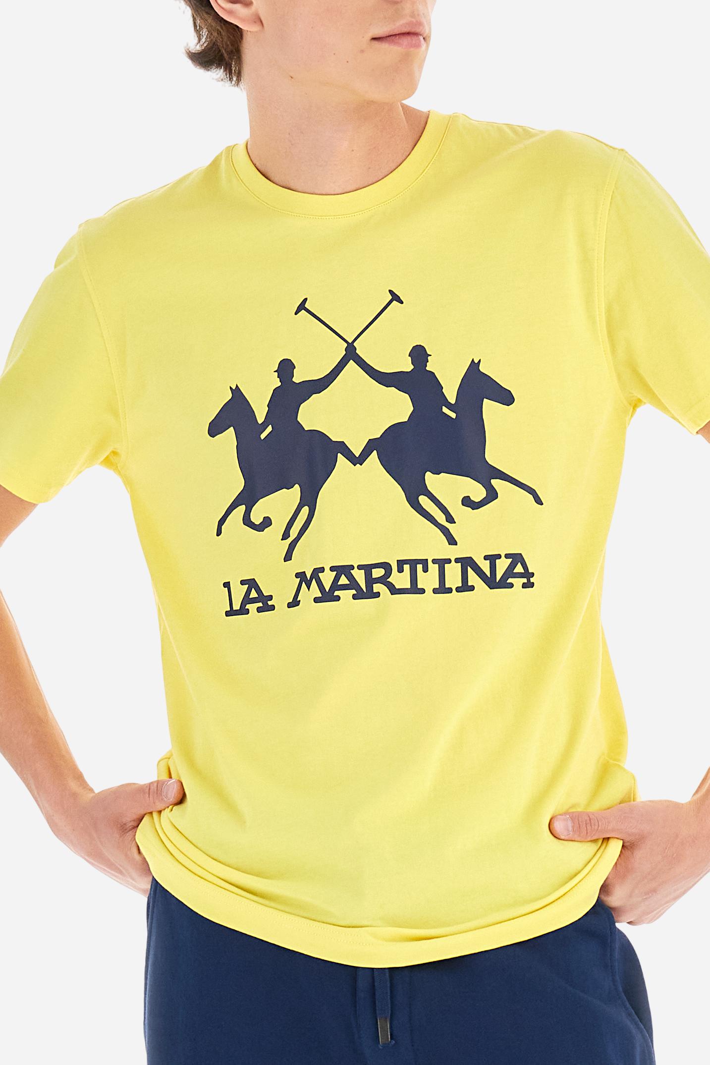 Men's short-sleeved T-shirt with crew neck and solid colour. It features a large printed logo on the front and is made of 100% cotton with a regular fit. It can be combined with trousers for a casual and modern look. The model is 187 cm tall and wears a size L. - Aurora