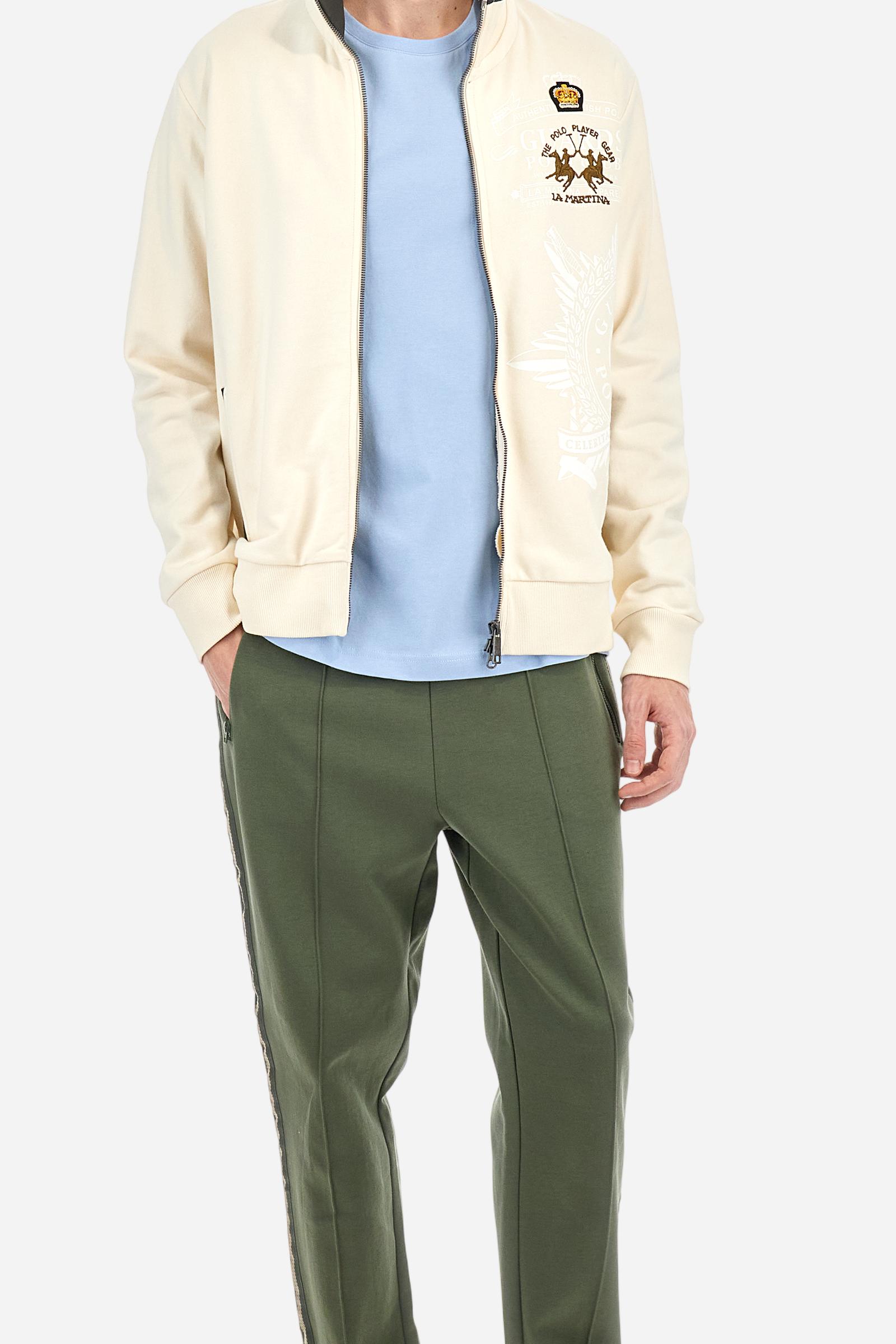 Men's short-sleeved crew-neck T-shirt in solid colour with embroidered logo in contrasting colour on the chest. Made of 100% cotton with a regular fit. It is perfect paired with Bermuda shorts or trousers for a casual and trendy look. Suitable for leisure time. The model is 187 cm tall and wears a size L. - Vista Blue