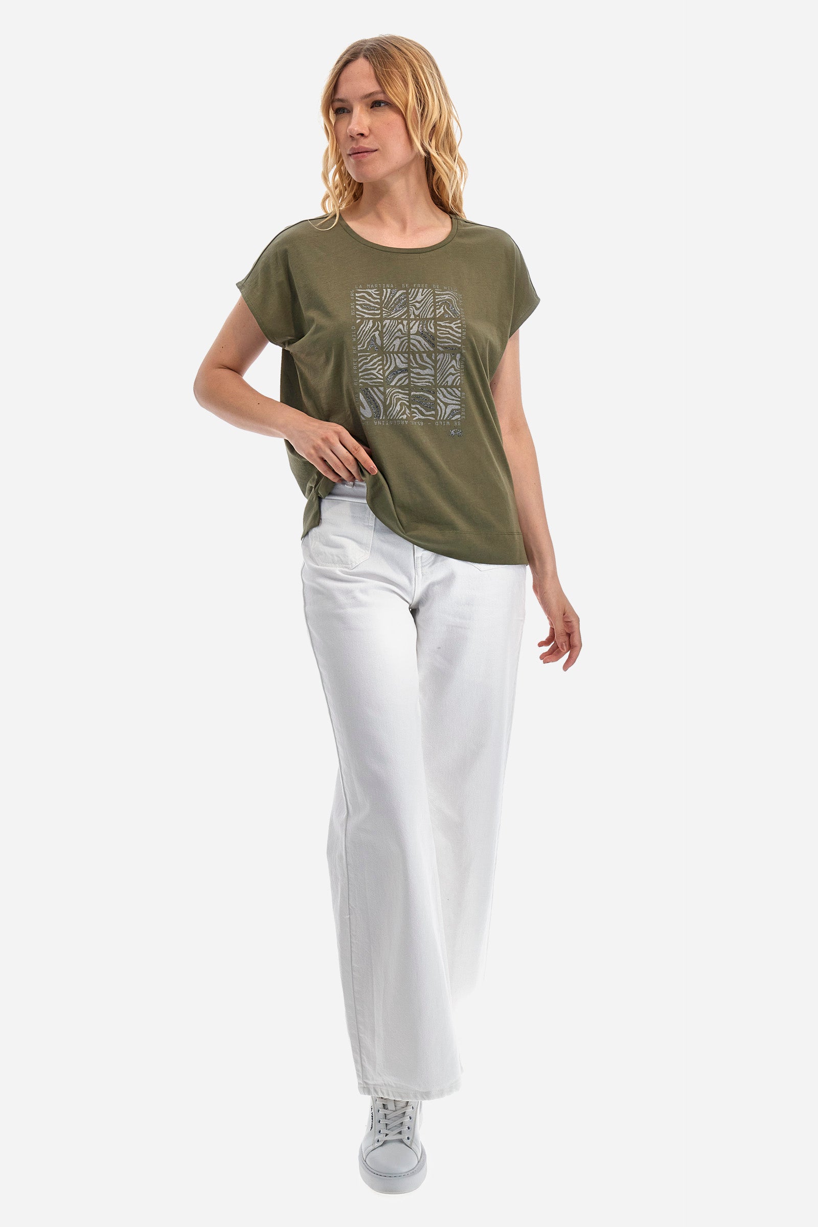 Single-colour short-sleeved T-shirt with a crew neck for women, made of 100% cotton. On the front there is a geometric print with an animal print and some lettering. A small logo is printed on the front. The fit is regular. The model wears a size 2. - Military Olive