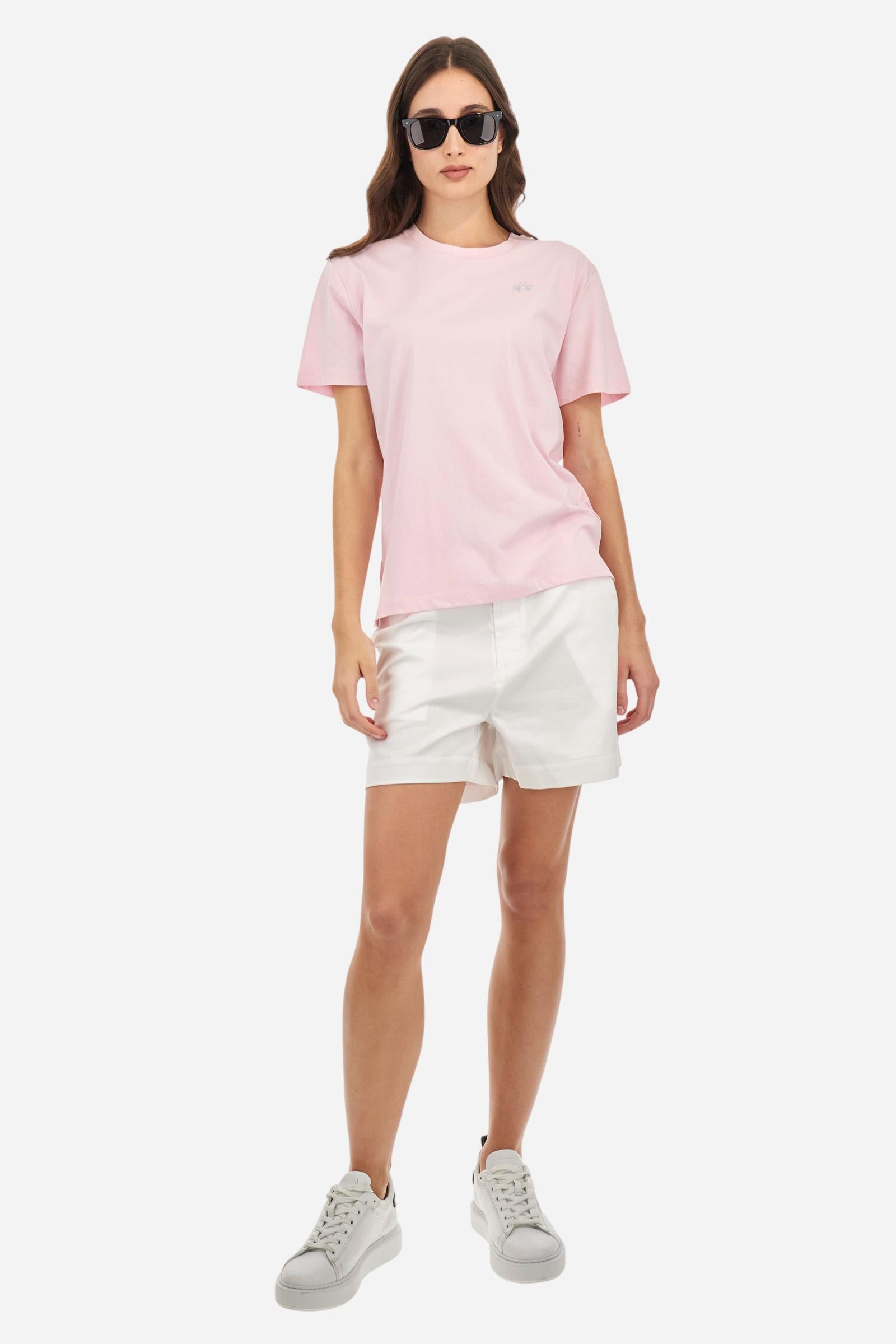 Single-colour short-sleeved women's T-shirt made of cotton jersey. Crew neck. Featuring contrasting jersey necktape detailing inside. The logo is embroidered on the chest, left side. The fit is regular. The model is wearing a size 2. - Parfait Pink