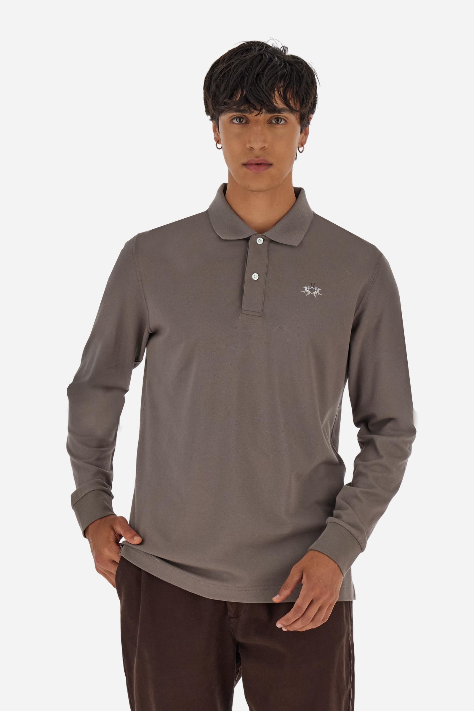 Men’s long-sleeve polo in high-quality stretch cotton piqué for comfort and flexibility. Tone-on-tone ribbed collar with contrast gabardine undercollar embroidered with the brand’s iconic lettering, revealed when the collar is lifted. Contrast embroidered logo on the chest. Slim fit, offering a modern silhouette that enhances the body while ensuring freedom of movement. Model wears size L. - Falcon