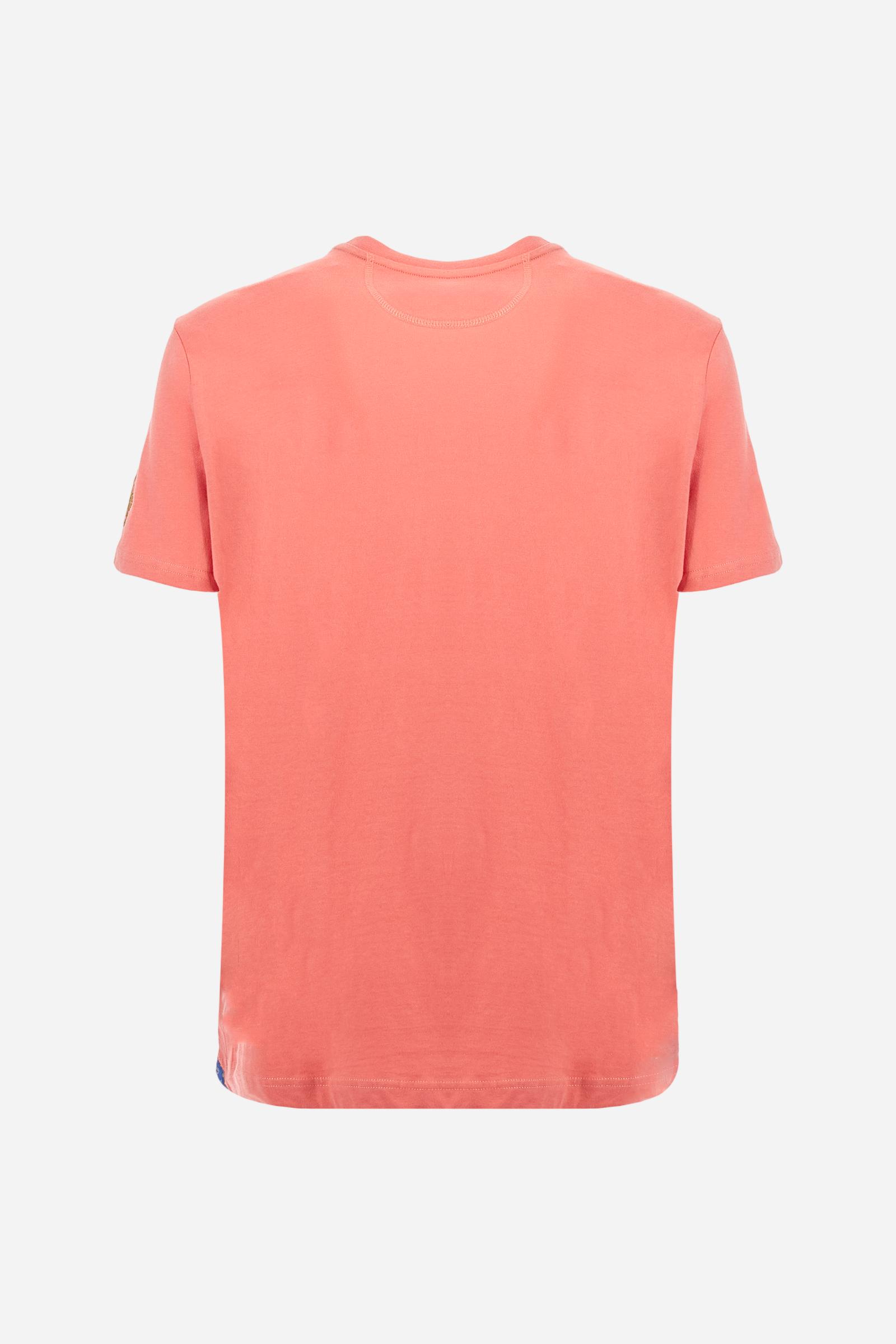 Men's solid color Guards T-shirt, made of cotton jersey. Crew neck. The front features a rubberized print of the line's name. On the left sleeve, the Guards emblem and the brand's logo are embroidered. The fit is regular. The model is wearing size L. - Spiced Coral